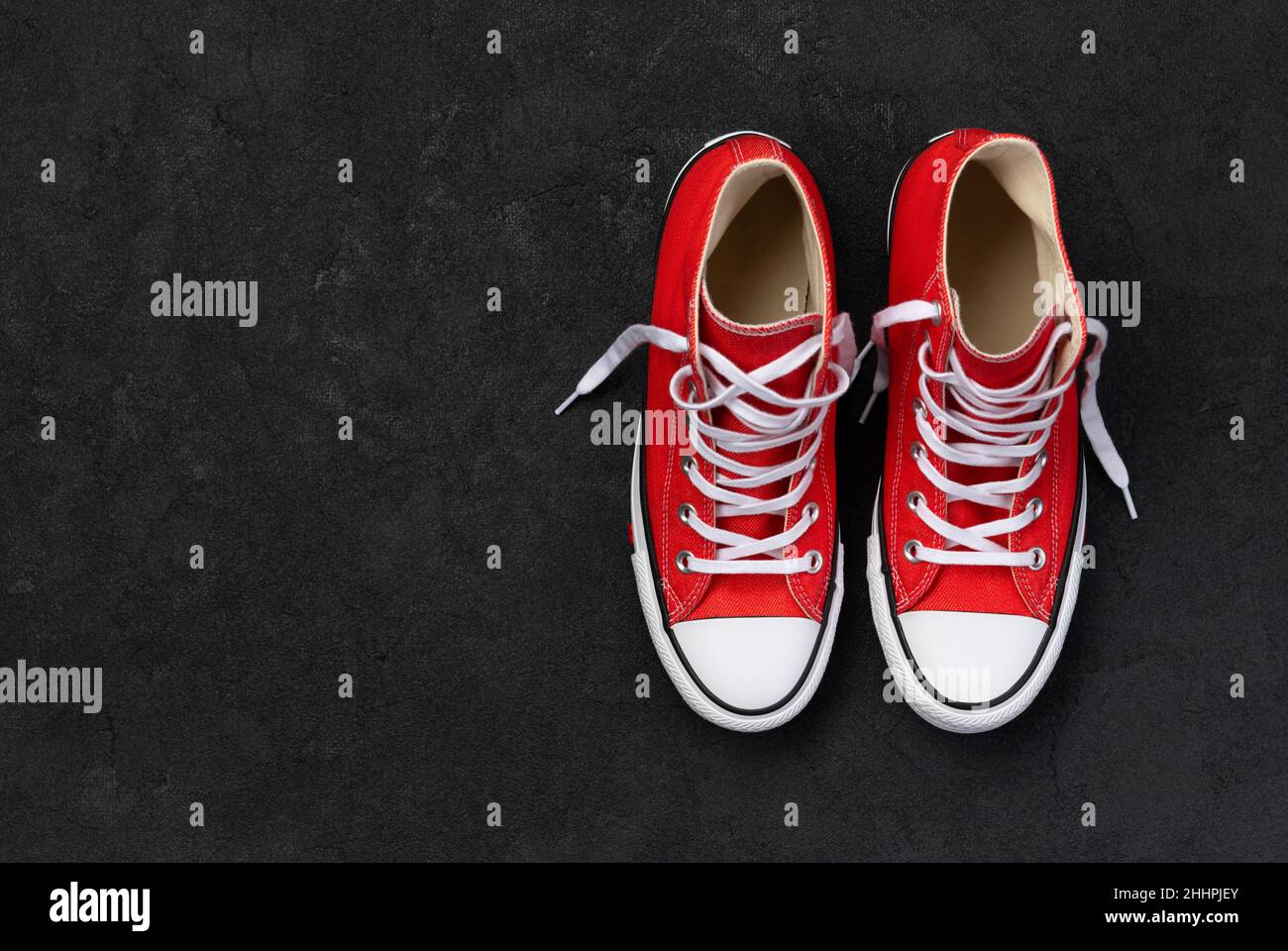 Vorlage mit Sommerschoem auf schwarzem Hintergrund Stockfoto