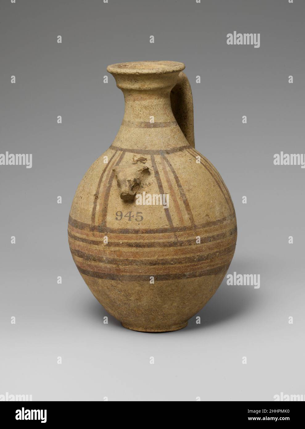 Terracotta-Krug 600–400 v. Chr. Zypriot im Relief, StierkopfDer Stierkopf ist nicht perforiert. So diente es als Dekoration oder in irgendeiner symbolischen Kapazität.. Terrakotta-Kanne 240141 Stockfoto