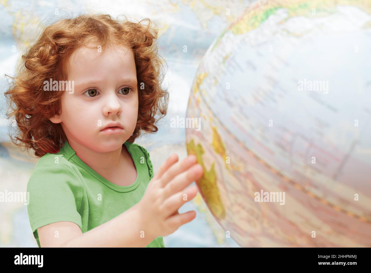 Smart kleines Mädchen schaut auf der Welt. Bildungskonzept. Stockfoto