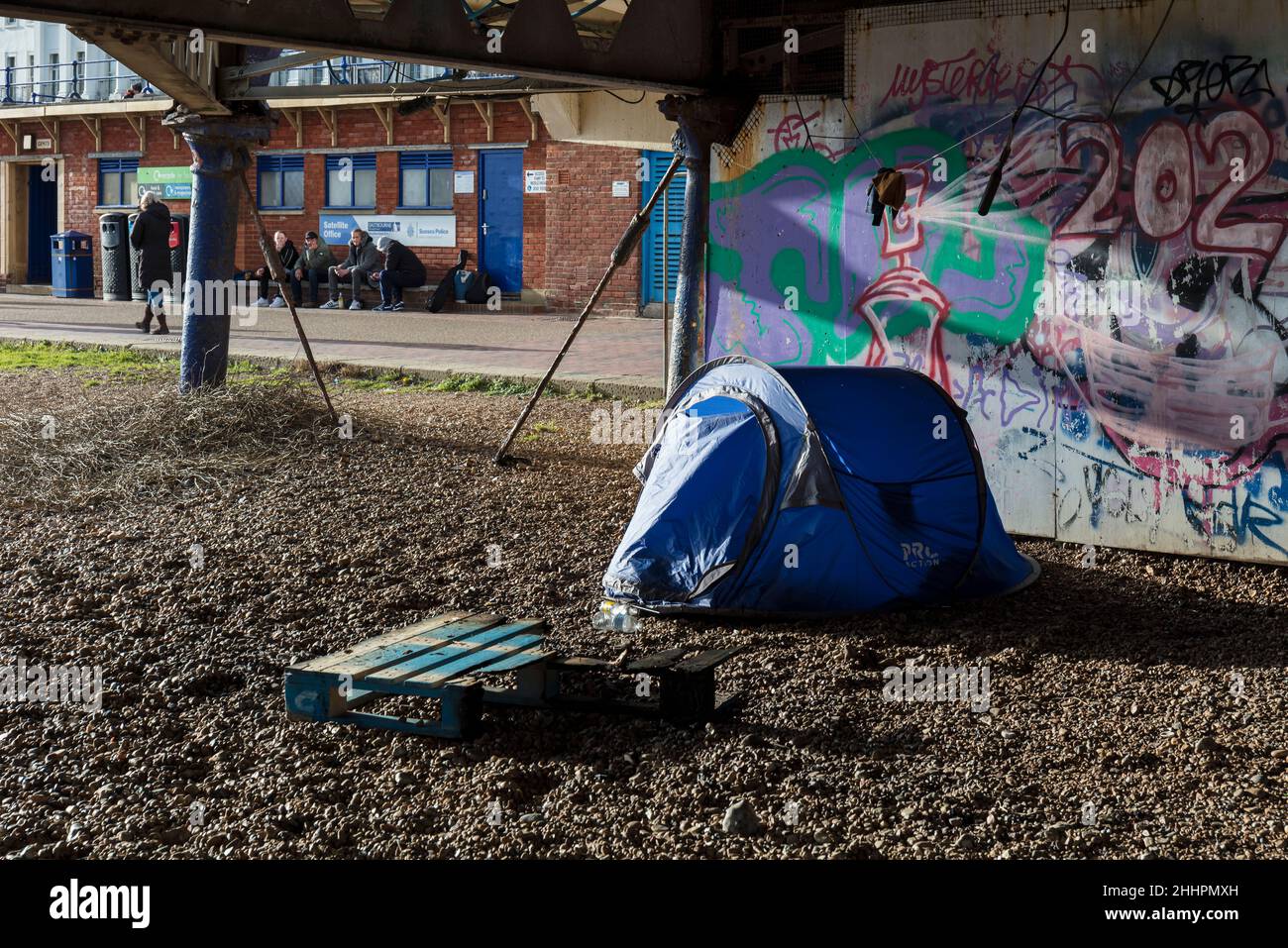 Obdachlose, die unter dem Eastbourne Pier schlafen. Stockfoto