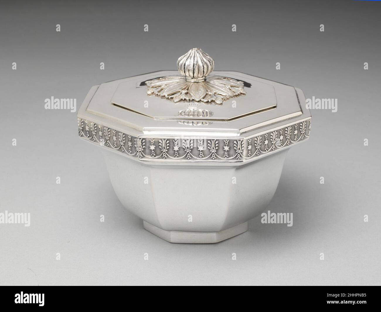 Feld ca. 1800 Johann Christian Sick Deutsch (Stuttgart) Diese Silberboxen sind Teil eines größeren Silberdienstes. Das Set wurde vermutlich verwendet, um Süßigkeiten und andere Delikatessen zu bewahren, wie die handliche Form und die dicht schließenden Deckel vermuten lassen. Die unter geschlossenen Kronen liegenden Cipher gehören Charlotte Augusta Mathilde, der württembergischen Königin (1766-1828). Die Form spiegelt die neoklassischen Prinzipien des deutschen Silberdesigns in Richtung einer formalen Reduktion von Form und Geometrie als Refektion der Sprache der Aufklärung wider. Die gewagte Gegenüberstellung von schlicht polierten Flächen mit mattierten Zierapplikationen hat einen aston Stockfoto