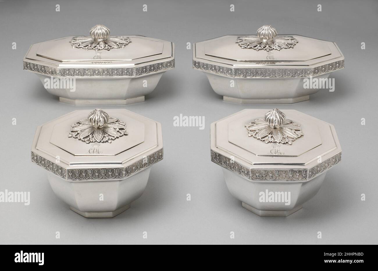 Feld ca. 1800 Johann Christian Sick German (Stuttgart) Diese silbernen Schachteln, teilweise aus größerem Silber, wurden vermutlich zur Behaltung von Süßigkeiten und anderen Leckereien verwendet, wie die handliche Form und der dicht schließende Deckel vermuten lassen. Die Cipher unter geschlossenen Kronen gehören Charlotte Augusta Mathilde, Königin von Württemberg (1766-1828). Die Form spiegelt die neoklassischen Prinzipien des deutschen Silberdesigns in Richtung einer formalen Reduktion von Form und Geometrie wider. Die gewagte Gegenüberstellung von schlicht polierten Flächen mit mattierten Zierapplikationen hat eine erstaunlich moderne Ästhetik. Feld 231242 Stockfoto