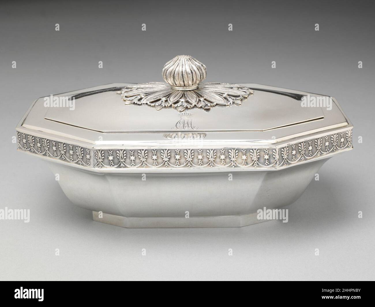 Feld ca. 1800 Johann Christian Sick German (Stuttgart) Diese silbernen Schachteln, teilweise aus größerem Silber, wurden vermutlich zur Behaltung von Süßigkeiten und anderen Leckereien verwendet, wie die handliche Form und der dicht schließende Deckel vermuten lassen. Die Cipher unter geschlossenen Kronen gehören Charlotte Augusta Mathilde, Königin von Württemberg (1766-1828). Die Form spiegelt die neoklassischen Prinzipien des deutschen Silberdesigns in Richtung einer formalen Reduktion von Form und Geometrie wider. Die gewagte Gegenüberstellung von schlicht polierten Flächen mit mattierten Zierapplikationen hat eine erstaunlich moderne Ästhetik. Feld 231240 Stockfoto