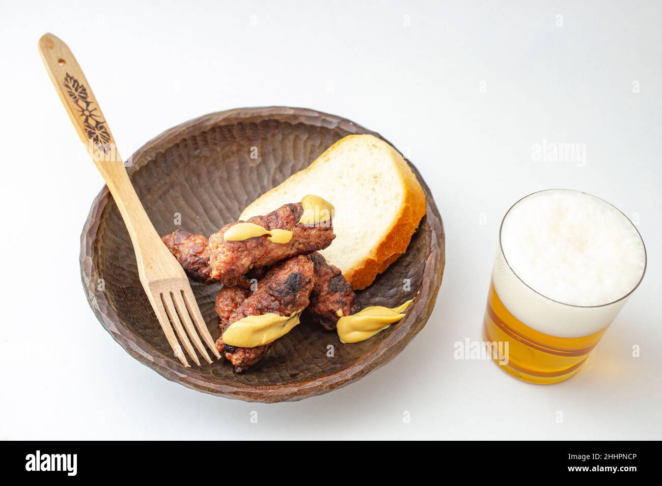 Traditionelles rumänisches gegrilltes Hackfleisch, Mici oder Mititei auf einer Holzschale mit Senf Stockfoto