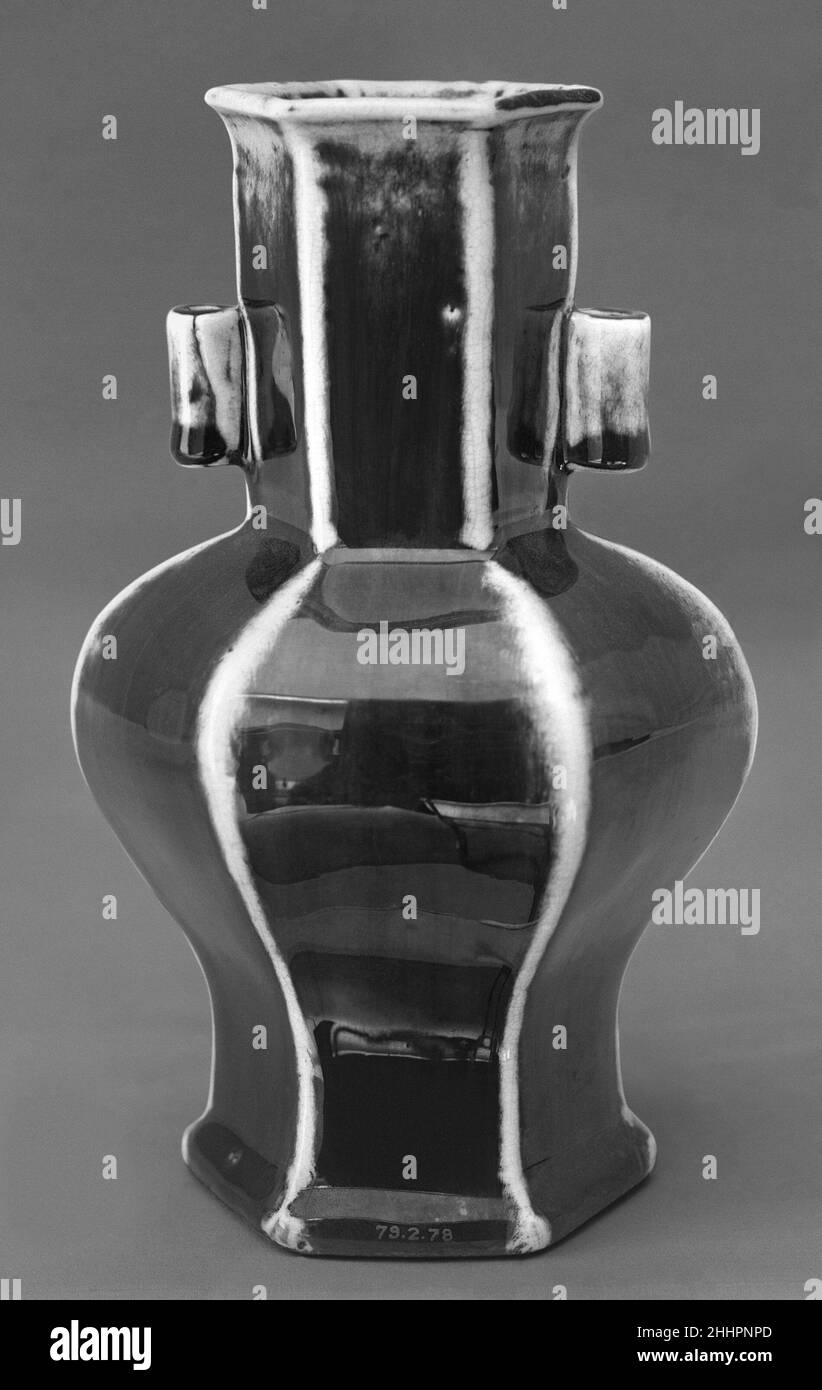 Vase in der ersten Hälfte des 19th. Jahrhunderts China. Vase. China. Erste Hälfte des 19th. Jahrhunderts. Porzellan mit flambierter Glasur. Qing-Dynastie (1644–1911). Keramik Stockfoto