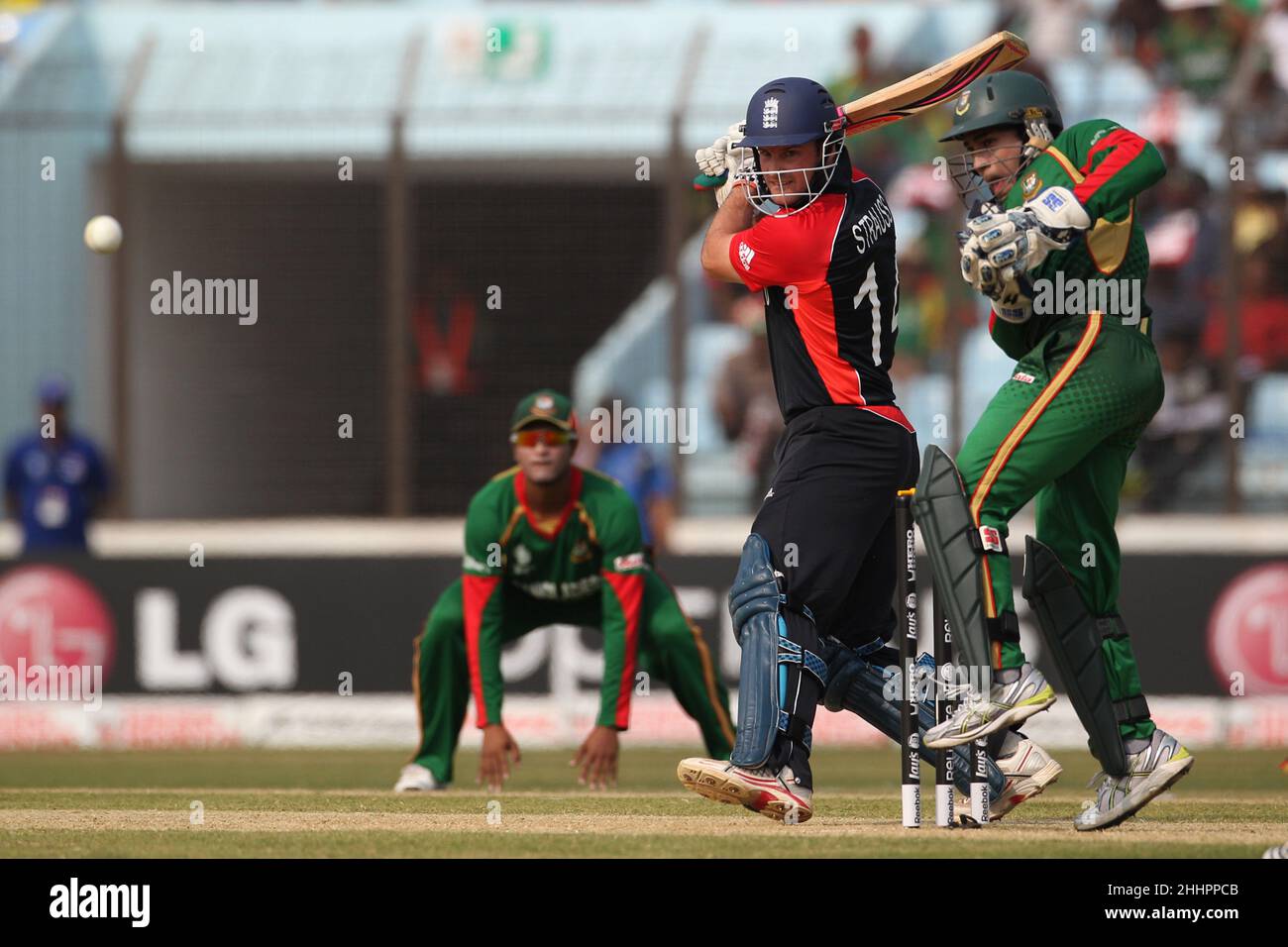 Der englische Cricket-Spieler Andrew Strauss wurde während des Spiels 28th in Chittagong von der ICC (International Cricket Council) Cricket World Cup zwischen Bangladesch und England in Aktion gesehen. Bangladesch gewann mit 2 Wickets (mit 6 verbleibenden Bällen). Stockfoto