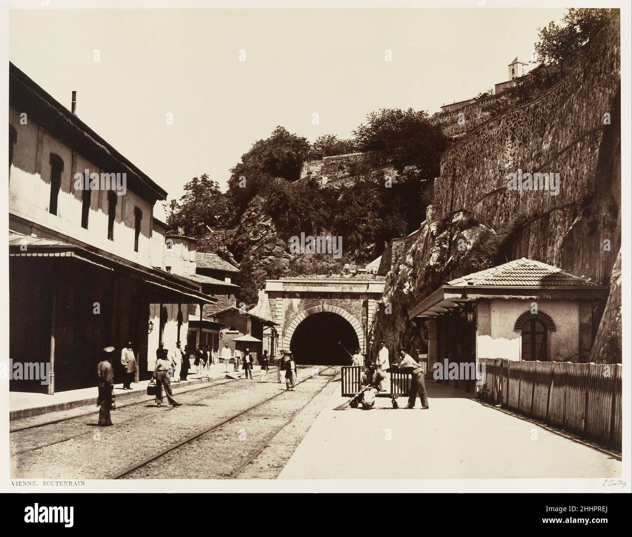 Vienne, Souterrain, ca. 1861 Edouard Baldus Franzose, geb. Preußen Baldus' größter kommerzieller Erfolg stammte aus seiner direkten Sicht auf historische Denkmäler und moderne Architektur- und Ingenieurprojekte. Auf der Suche nach Landschaftsmerkmalen, die die gleiche monumentale Präsenz wie eine gotische Kathedrale oder ein römisches Aquädukt besitzen, brachte er dennoch eine lyrische Sensibilität in die Darstellung der natürlichen Welt ein.dieser Blick auf den Bahnhof und den Tunnel in Vienne, 20 Meilen südlich von Lyon, Stammt aus einem Album, das Baldus für die Paris-Lyon-Méditerranée Railroad produziert hat und das t Stockfoto