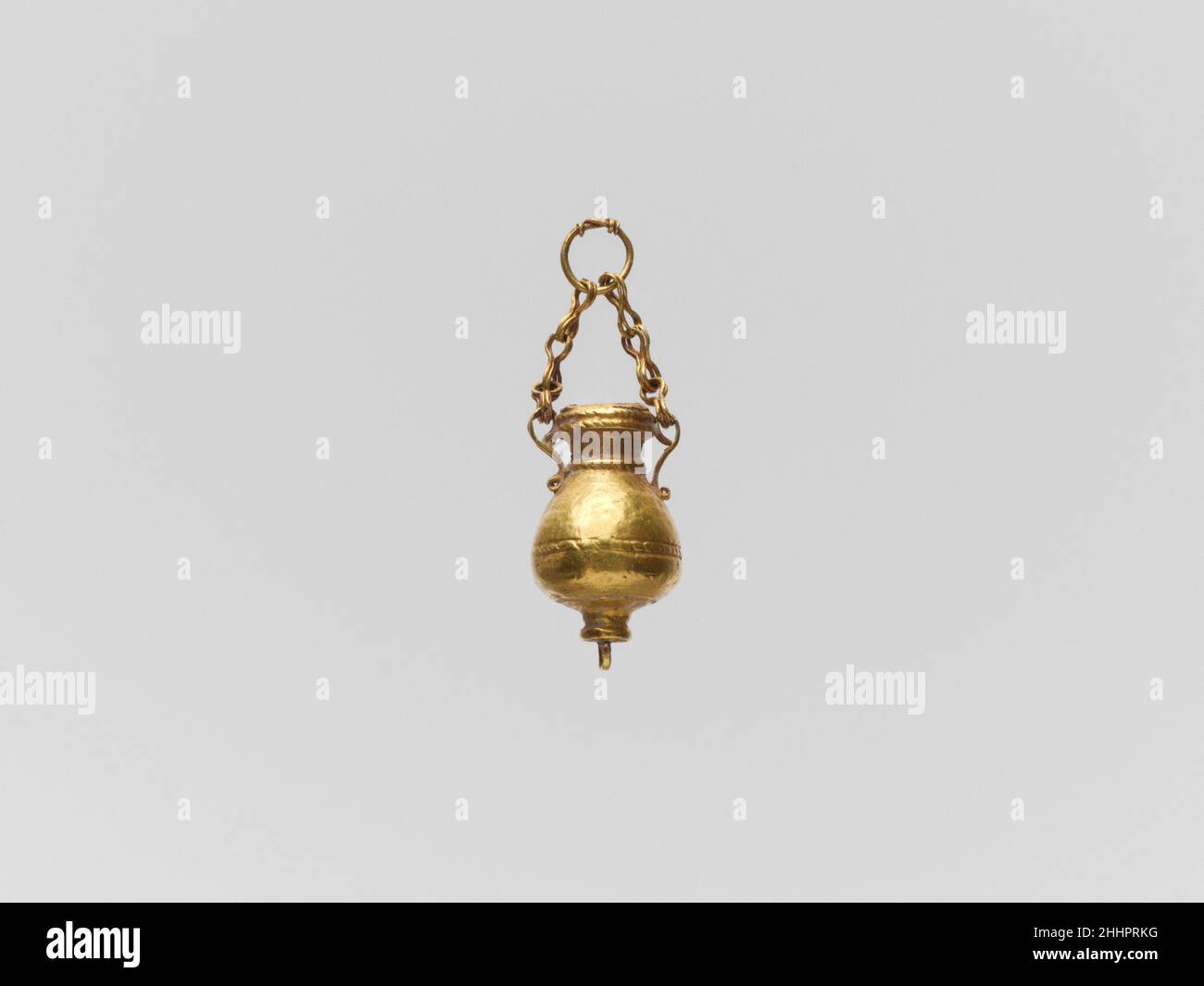Goldanhänger in Form einer Vase 2nd. Jahrhundert v. Chr. Griechischer Anhänger in Form einer Parfümflasche. Goldener Anhänger in Form einer Vase. Griechisch. 2nd Jahrhundert v. Chr.. Gold. Hellenistisch. Gold und Silber Stockfoto