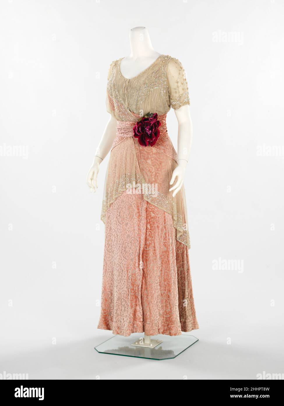 Abendkleid 1912–14 Herbert Luey American Dieses Kleid wurde höchstwahrscheinlich von Amelia Beard Hollenback (1877-1969) getragen, der Tochter des prominenten Finanziers und Philanthropen John Welles Hollenback (1835-1927). 1874 ließ sich die Familie Hollenback in der wohlhabenden Nachbarschaft Clinton Hill in Brooklyn nieder und wurde zu treuen Kunden von Herbert Luey, einem in Brooklyn ansässigen Schneidermeister. Dieses Kleid vermittelt durch die Kombination von Materialien und Lageneffekten ein Gefühl der Spontaneität und verkörpert Lueys drapiertes Talent. Abendkleid 158208 Stockfoto