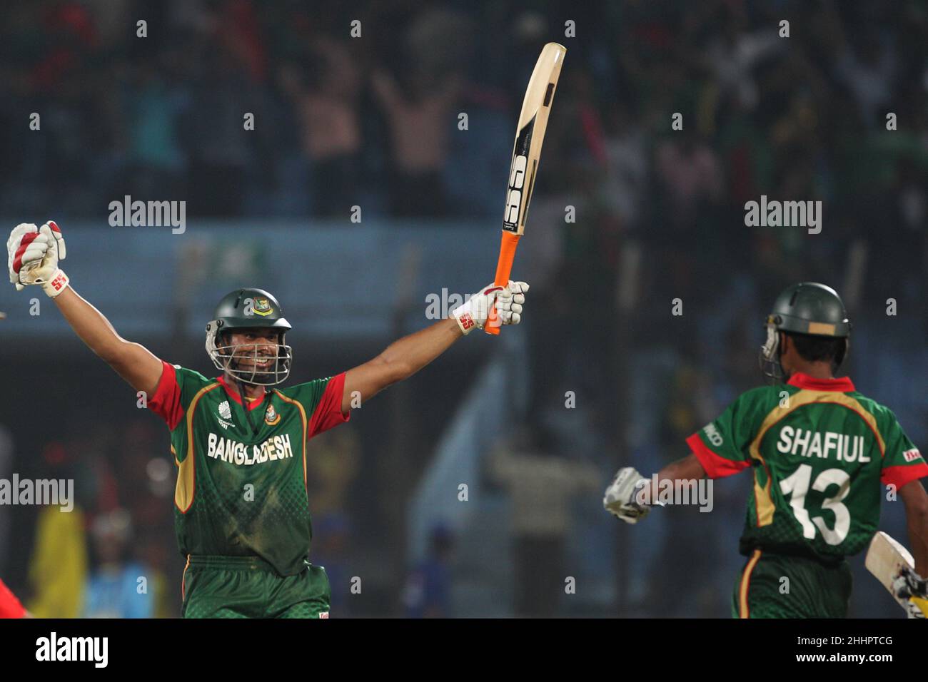 Chittagong, Bangladesch. 11th März 2011. Bangladesh Cricket-Spieler Mahmudullah (L) sah einen Sieg während des Spiels 28th, ICC (International Cricket Council) Cricket World Cup zwischen England und Bangladesch in Chittagong.Bangladesh gewann mit 2 Wickets (mit 6 Bällen übrig). (Foto von MD Manik/SOPA Images/Sipa USA) Quelle: SIPA USA/Alamy Live News Stockfoto