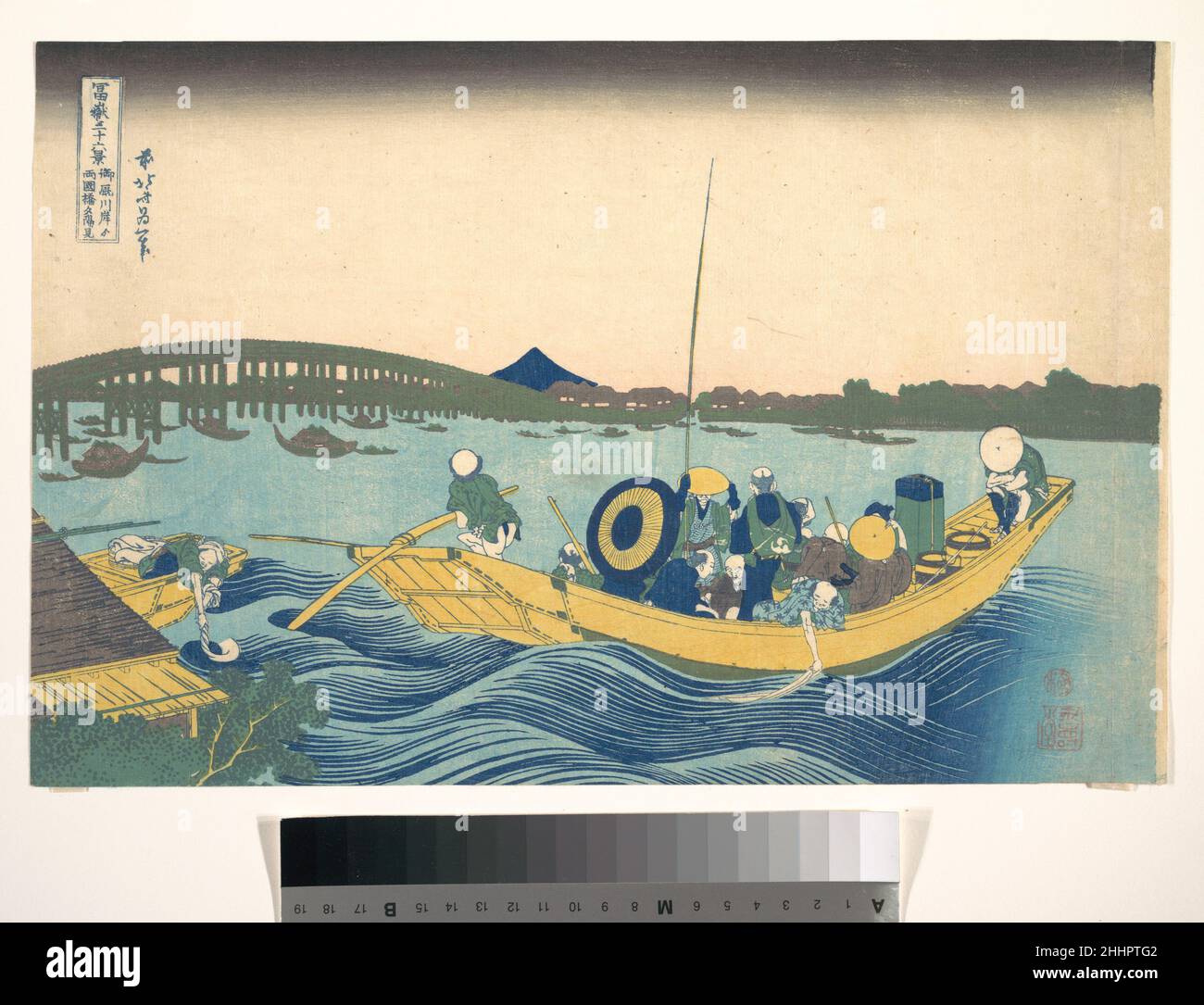 Sonnenuntergang über der Ryōgoku-Brücke vom Onmaya-Ufer aus (Onmayagashi yori Ryōgokubashi sekiyō o miru), aus der Serie sechsunddreißig Ansichten des Fuji-Berges (Fugaku sanjūrokkei) ca. 1830–31 Katsushika Hokusai Japanisch mit dem Blick auf die Ryōgoku-Brücke in der Ferne konzentriert sich Hokusai auf eine Fähre, die eine Reihe von Händlern, Mönchen und einem Vogelfänger – erkennbar an der hohen Stange, die er trägt – nach einem Arbeitstag nach Hause transportiert. Die Stimmung ist gedämpft, da die Nacht allmählich den Abendhimmel überholt und die Passagiere der Fähre unter ihren breiten Hüten nicken oder die ferne Brücke betrachten. Während der Vordergrund ist Stockfoto