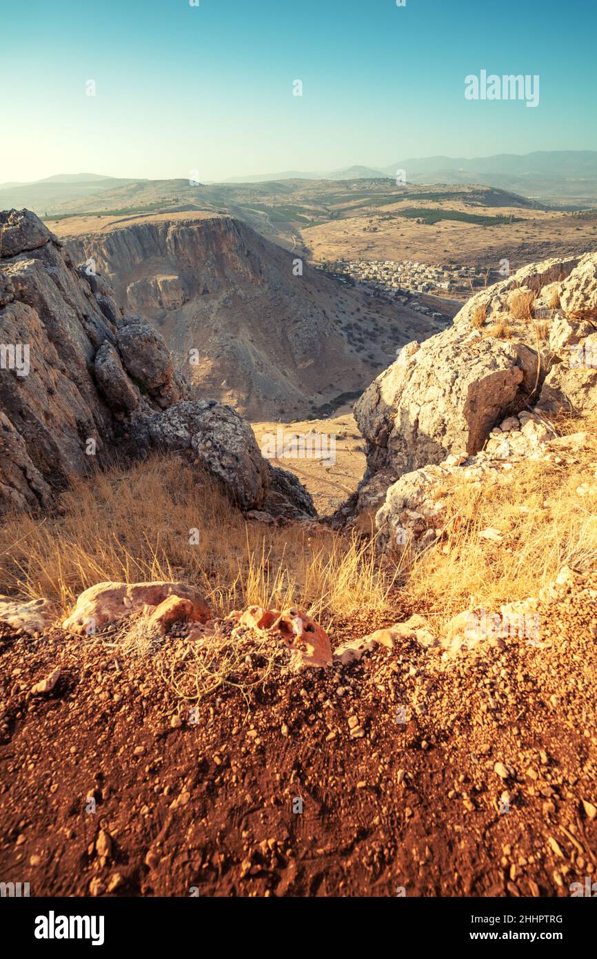 Felsige Landschaft im Norden Israels. Blick vom Mount Arbel. Dorf Hamaam, Galilee, Israel Stockfoto