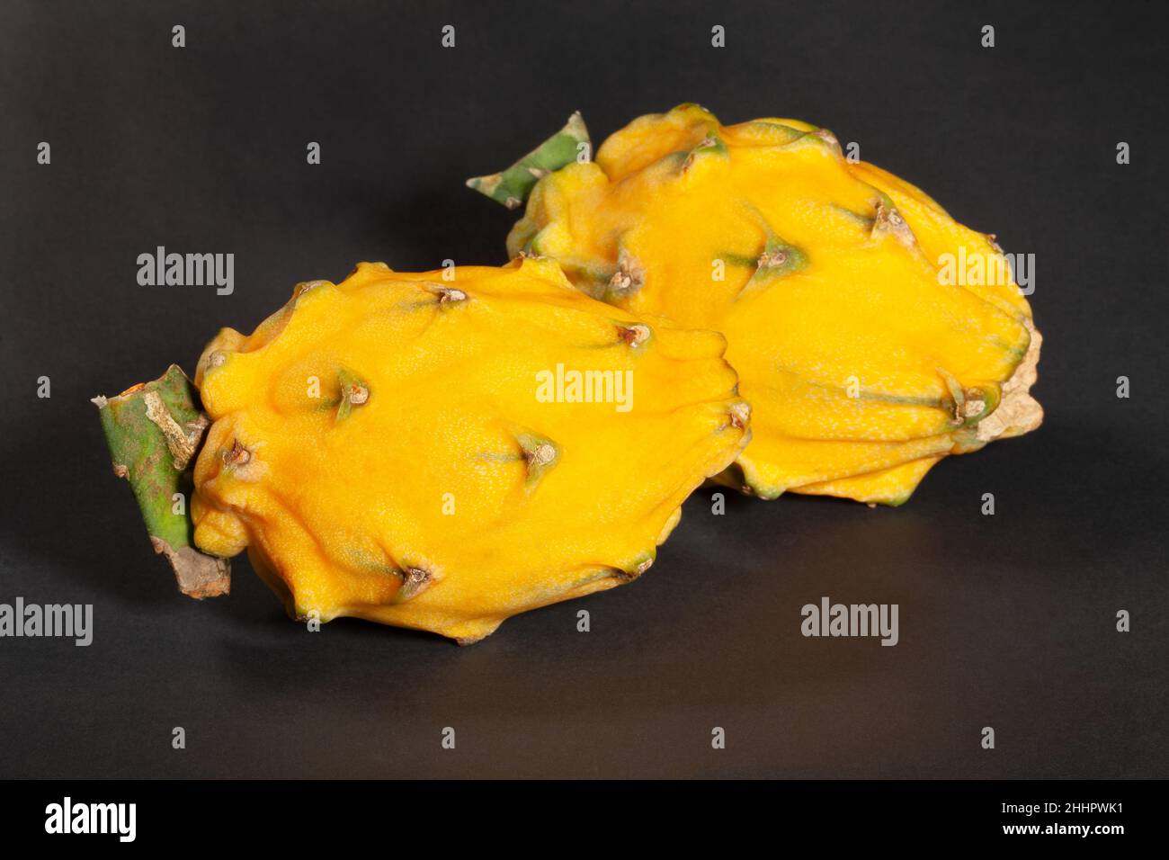 Gelbe Drachenfrucht auf schwarzem Hintergrund Stockfoto