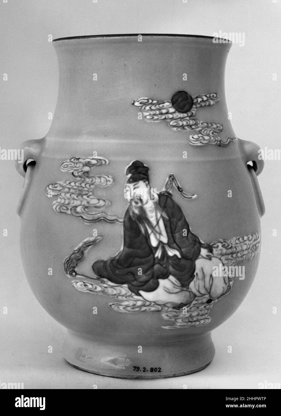 Vase Ende 18th Jahrhundert China. Vase. China. Ende des 18th. Jahrhunderts. Porzellan mit Reliefdekor, in Unterglasur blau lackiert, mit einer Seladonglasur. Qing-Dynastie (1644–1911), Qianlong-Periode (1736–95). Keramik Stockfoto