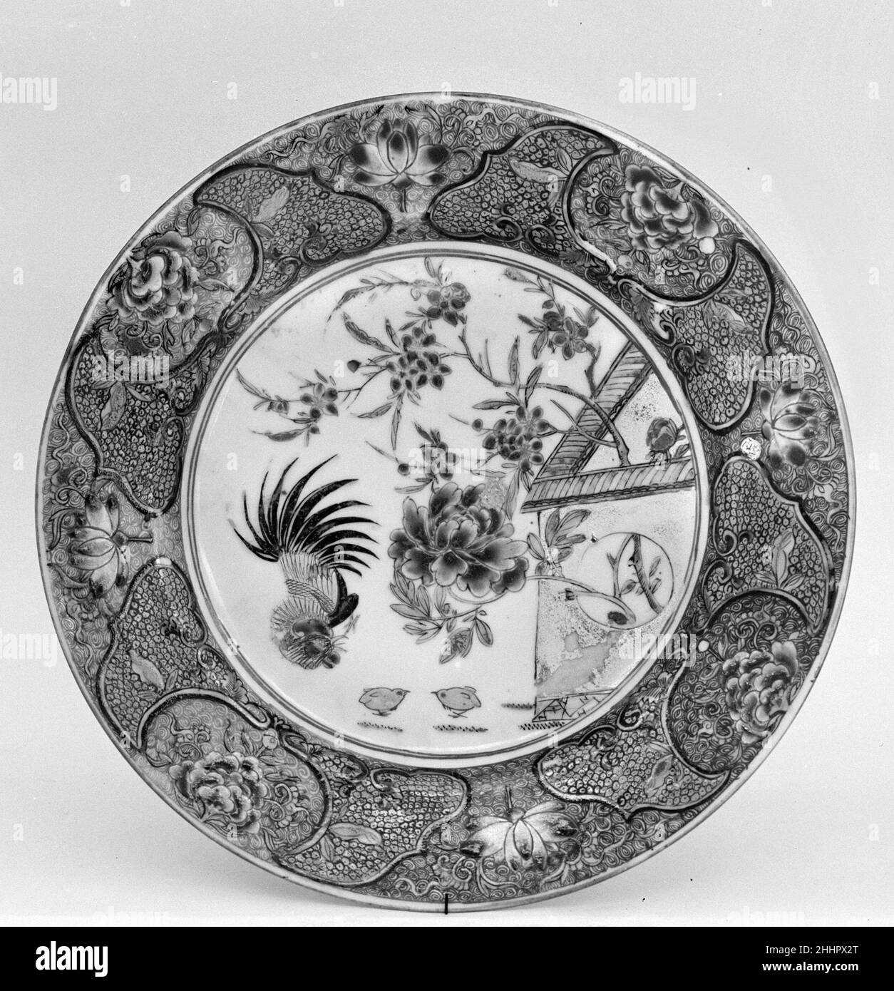 Teller mit Blumen Ende des 18th. Jahrhunderts China. Teller mit Blumen. China. Ende des 18th. Jahrhunderts. Porzellan in mehrfarbigen Glasuren (Jingdezhen Ware) lackiert. Qing-Dynastie (1644–1911). Keramik Stockfoto