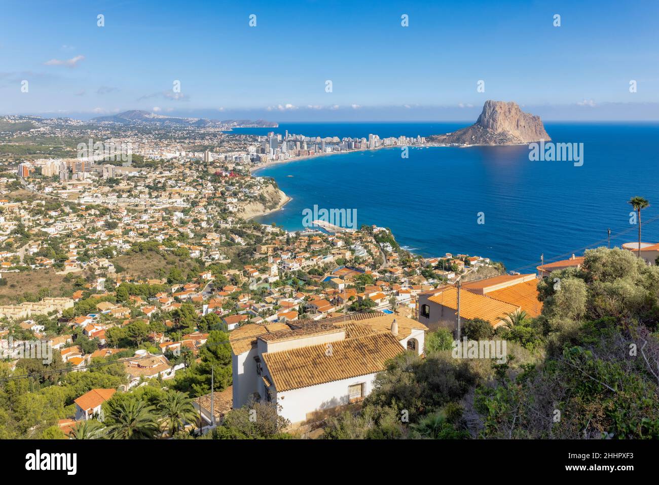 Urbanisierte Zone, Bucht von Calpe und der Felsen von Ifach (oder Penyal d'IFAC oder Peñón de Ifach), Calpe (oder Calp), Provinz Alicante, Bundesland Valencia, Spanien. Stockfoto