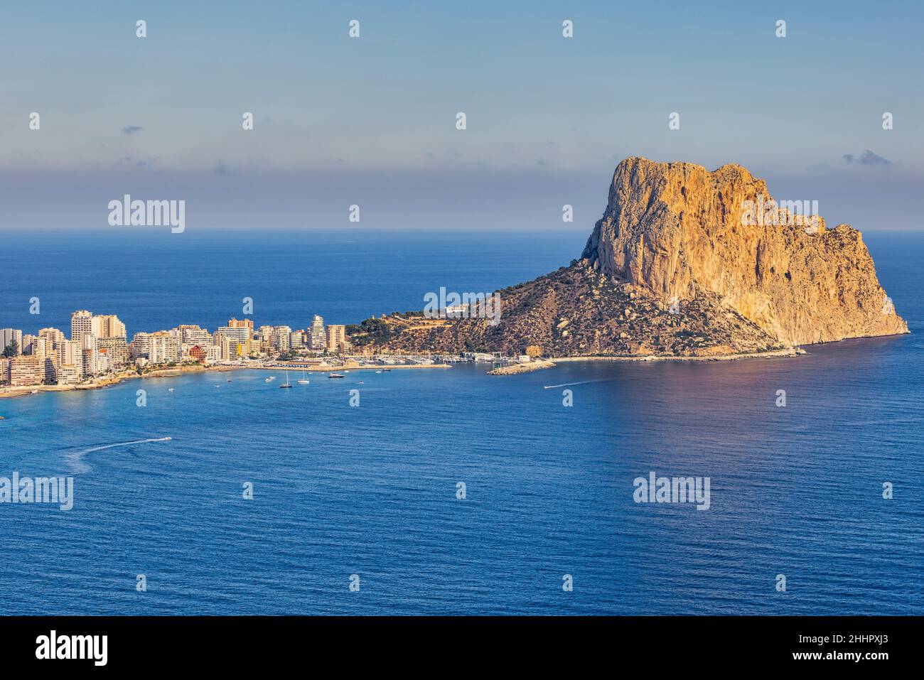 Calpe Bay und der Felsen von Ifach (oder Penyal d'IFAC oder Peñón de Ifach), Calpe (oder Calp), Provinz Alicante, Bundesland Valencia, Spanien. Aus dem entnommen Stockfoto