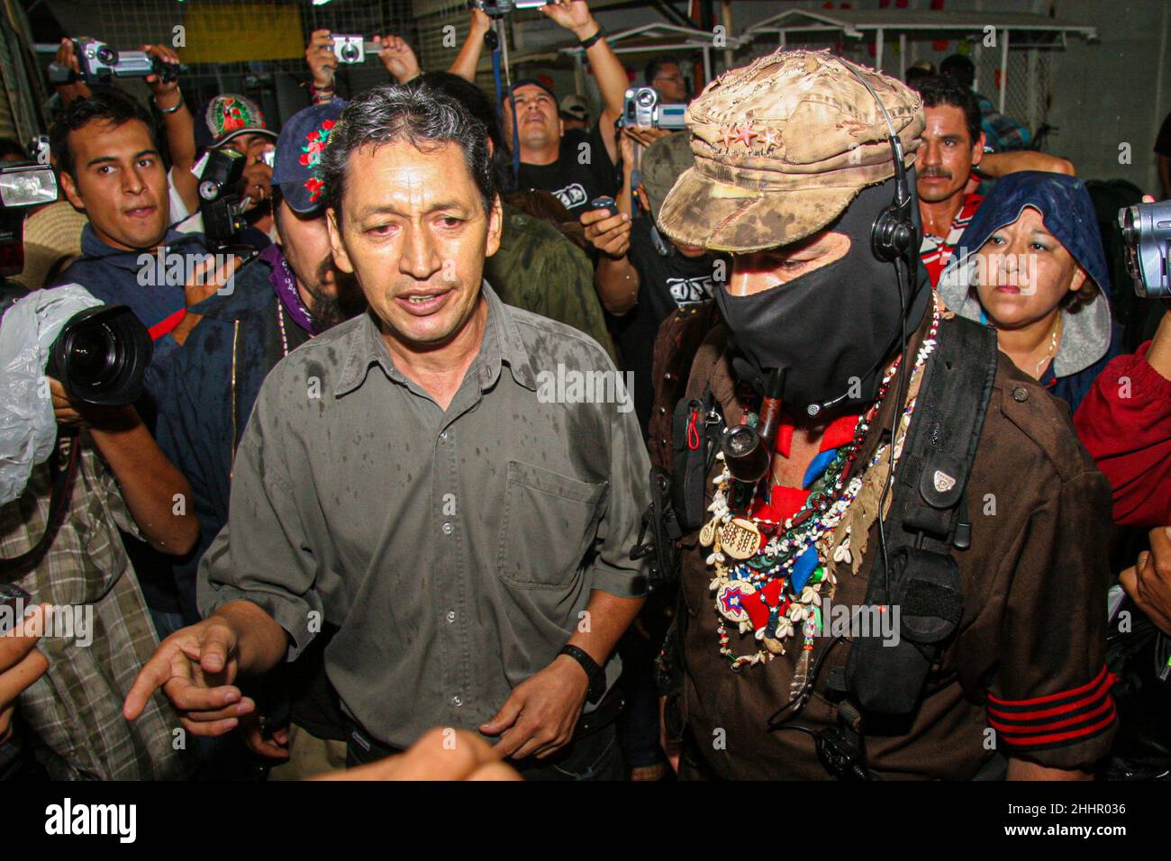 Gamaliel Gonzalez fotoperiodista de prensa, Presse-Fotojurnist und Subcomandante Marcos von der Zapatistischen Armee der Nationalen Befreiung EZLN, jetzt Delegierter Null in der anderen Kampagne, die das Land bereist, während seines Besuchs bei den Mietern des Hector Espino Flohmarktes, um ihren Bürgerforderungen am 23. Oktober zuzuhören, 2006 in Hermosillo, Mexiko... Tabak © (Foto: Luis Gutierrez/Norte Photo) El Subcomandante Marcos del Ejercito Zapatista de Liberacion Nacional EZLN ahora demonimado Delegado Cero en La otra campaña que recorre el pais, durante su visita locatarios del tianguis del Stockfoto