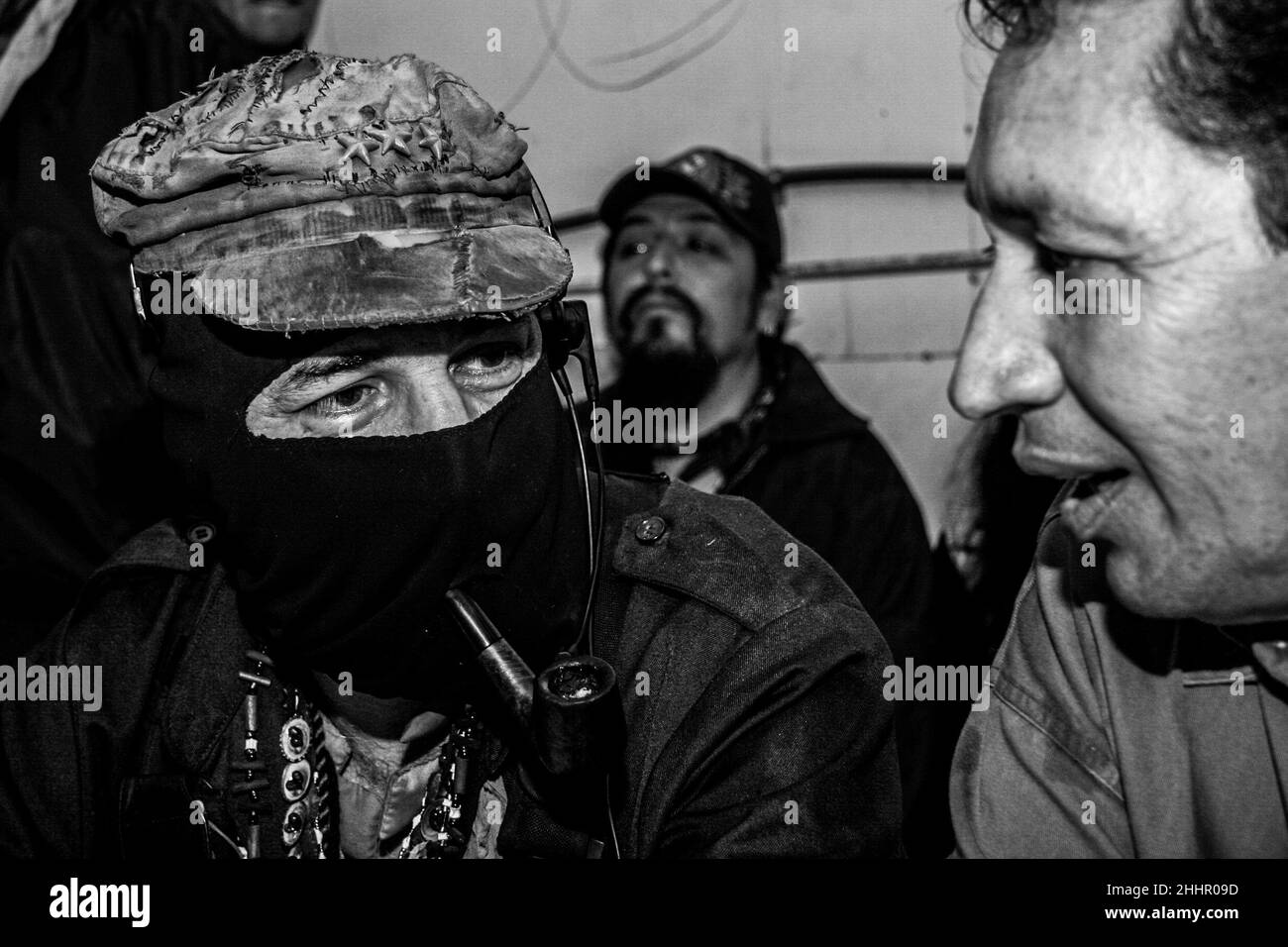 Subcomandante Marcos von der Zapatistischen Armee der Nationalen Befreiung EZLN, jetzt Delegierter Null in der anderen Kampagne, die das Land bereist, während seines Besuches bei den Mietern des Hector Espino Flohmarktes, um ihren Forderungen der Bürger am 23. Oktober 2006 in Hermosillo, Mexiko zu lauschen... Tabak © (Foto von Luis Gutierrez/Norte Photo) El Subcomandante Marcos del Ejercito Zapatista de Liberacion Nacional EZLN ahora demonimado Delegado Cero en La otra campaña que recorre el pais, durante su visita locatarios del tianguis del Hector Espino para escucgar sus demandas ciudadanas el 23. Oktubre 200 Stockfoto