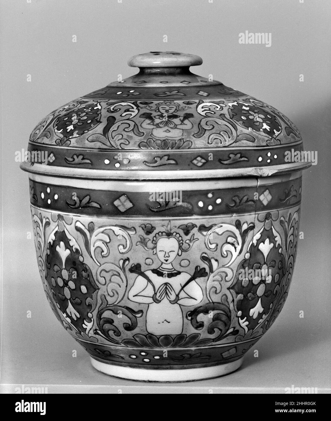 Gedeckte Schüssel 19th Jahrhundert China. Überdachte Schüssel. China. 19th Jahrhundert. Porzellan in mehrfarbigen Glasuren lackiert (Bencharong Ware für den thailändischen Markt). Qing-Dynastie (1644–1911). Keramik Stockfoto