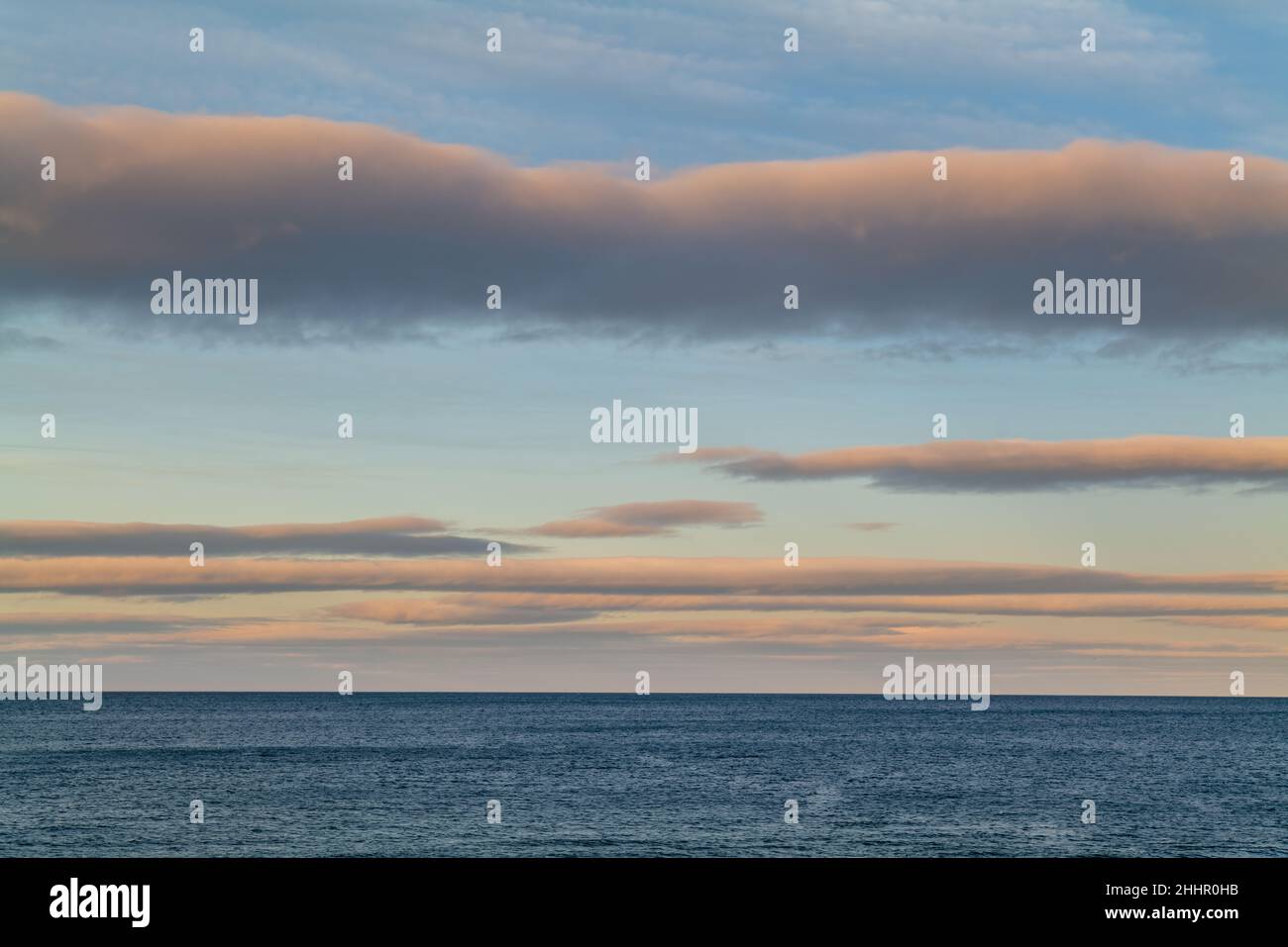 CULLEN, MORAY, SCHOTTLAND - 23. JANUAR 2022: Dies sind die Wolkenlinien, die am Sonntag, dem 23. Januar, in Cullen, Moray, Schottland die letzten Sonnenstrahlen bekommen Stockfoto