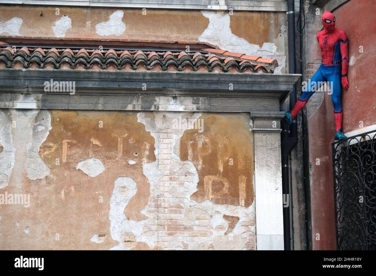 Spiderman besteigt die Paläste von Venedig. Venedig, Italien, 23. Februar 2020. Stockfoto