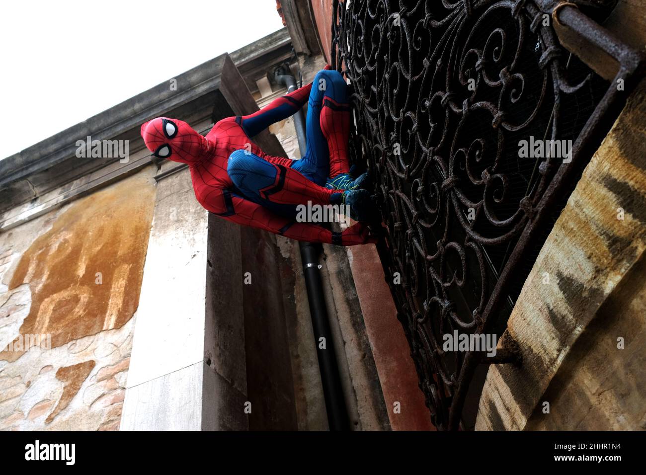 Spiderman besteigt die Paläste von Venedig. Venedig, Italien, 23. Februar 2020. Stockfoto