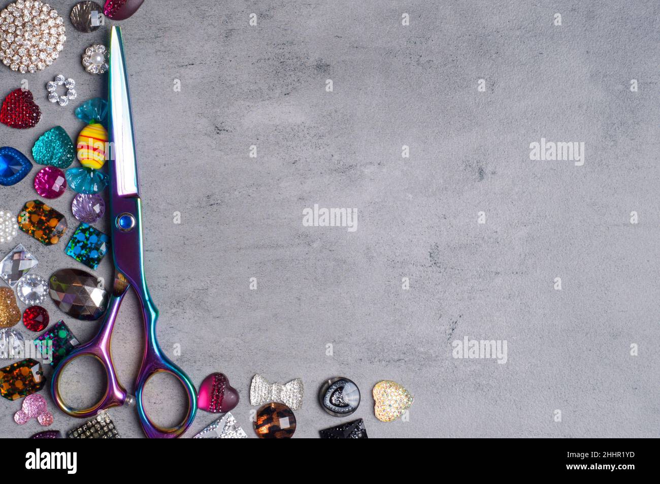 Mehrfarbige Dekoration zum Nähen auf grauem Hintergrund.Copy Space Stockfoto