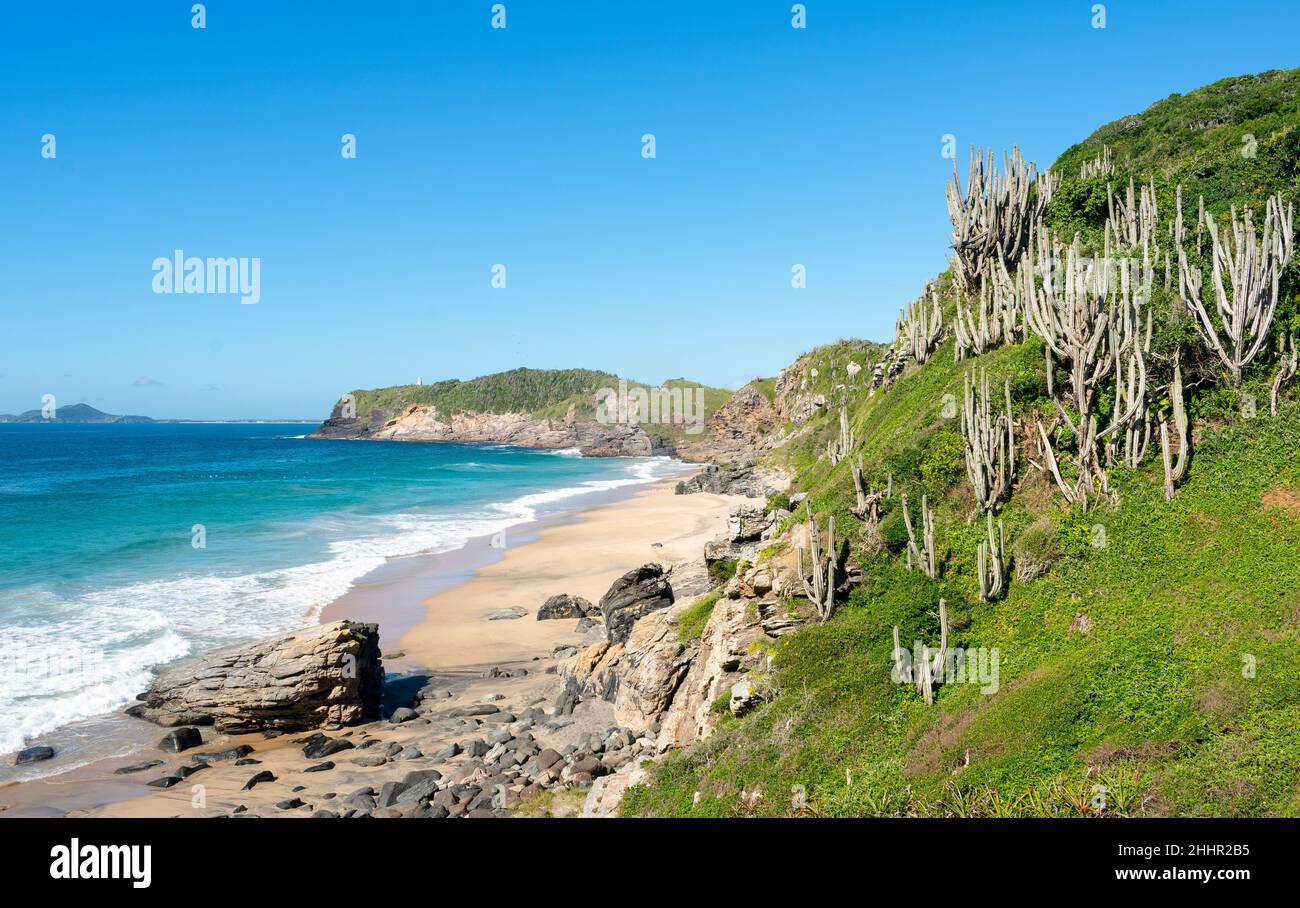 Der wunderschöne brasilianische Strand Praia Brava in Cabo Frio Stockfoto