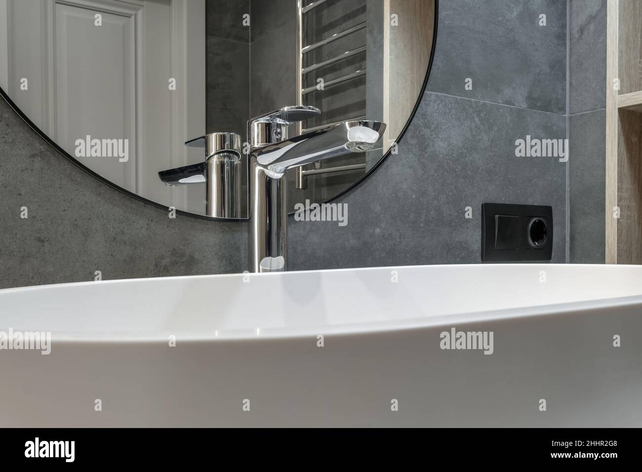 Wasserhahn aus Metall mit Waschbecken und Wasserhahn zum Einschalten und Regeln von kaltem oder