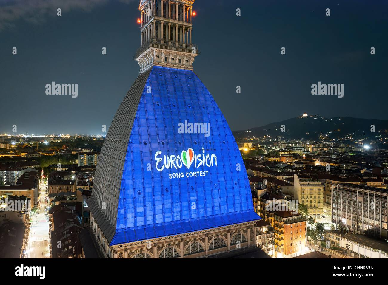 Logo des Eurovision Song Contest auf der Mole Antoneliana. Die Ausgabe 66th findet im Mai 2022 in Turin statt. Turin, Italien - Januar 2022 Stockfoto