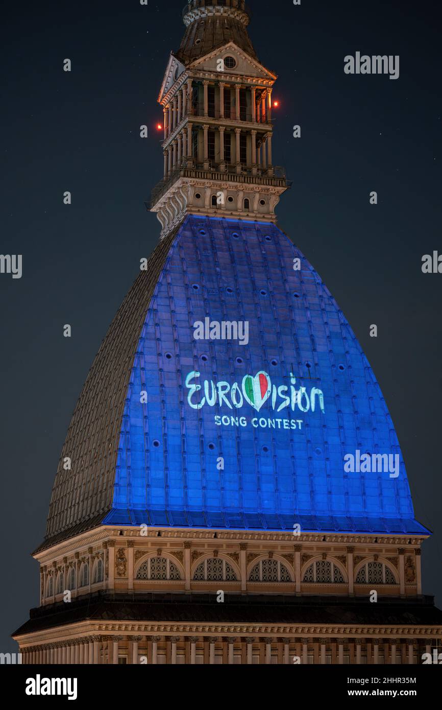 Logo des Eurovision Song Contest auf der Mole Antoneliana. Die Ausgabe 66th findet im Mai 2022 in Turin statt. Turin, Italien - Januar 2022 Stockfoto