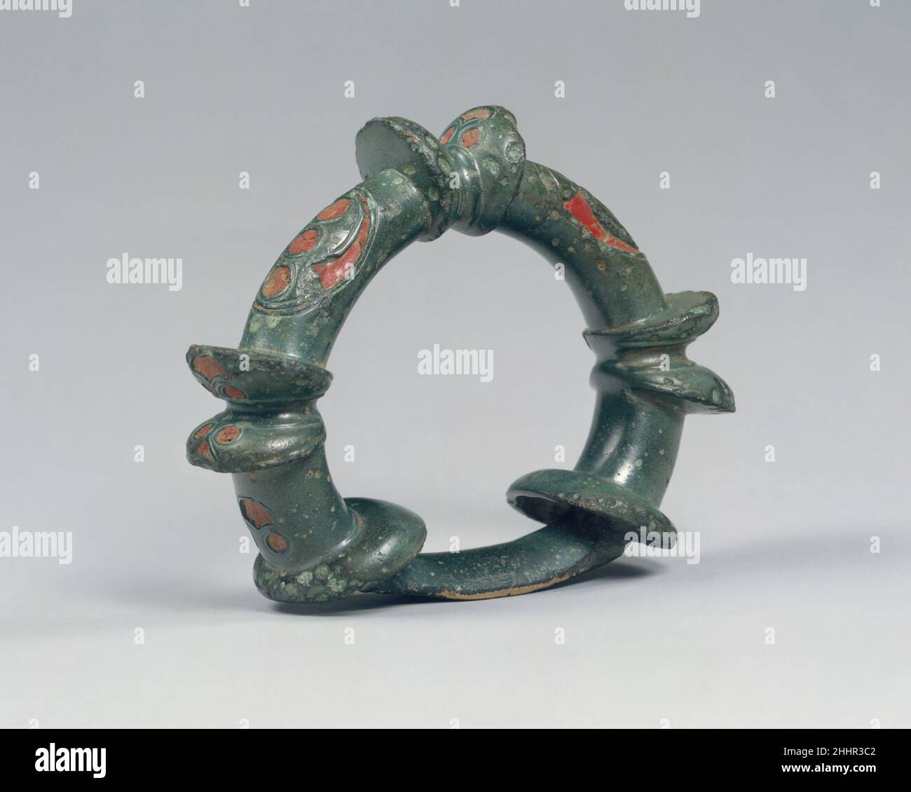 Terret (rein Guide) 1–100 keltischer oder römischer Einsatz von Streitwagen in der Kriegsführung der Kelten war in der Antike legendär. Dieses Terret, das zur Zeit der Eroberung Großbritanniens durch Rom hergestellt wurde, stammt aus einer der zahlreichen keltischen Werkstätten, die sich auf die Herstellung von reich verzierten, hochwertigen Emaillierbeschlägen für Pferd und Wagen spezialisiert haben. Terret (Rein Guide). Keltisch oder römisch. 1–100. Kupferlegierung, champlevé emailliert. Emaels-Champlevé Stockfoto