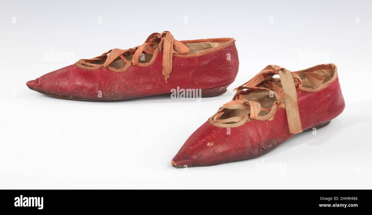 Schuhe 1795–1805 wahrscheinlich britisch Ende des 18th. Jahrhunderts wandten sich die modischen Europäer dem alten Griechenland und Rom zur Inspiration zu. Das Frauenkleid wurde in der Nachahmung historischer Stile radikal vereinfacht, und es entwickelten sich zahlreiche Moden, die sich auf die der Vergangenheit bezogen und dabei zumindest einen gewissen Respekt für die zeitgenössischen Standards von Anstand und Funktionalität beibehält. Diese „Sandalen“ wurden von klassischen Schuhen inspiriert und hätten die neoklassische Mode der Zeit ergänzt. Was wir jetzt als Sandale betrachten (eine Sohle, die mit Riemen am Fuß befestigt ist), ist dokumentiert Stockfoto