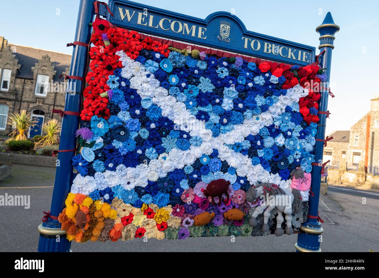 BUCKIE, MORAY, GROSSBRITANNIEN. 21st Januar 2022. Dies ist das Auld lang Syne Panel auf dem Display im Cluny Square. Die Tafel wurde von den folgenden Gruppen, Crafty Roots, Buckie Rainbows, Buckie Community Shop und Bee so Crafty The Friday Crochet Class, gestrickt, gehäkelt und genäht. Das Panel ist eine Hommage an Robbie Burns RE an Eine Maus, Address to a Haggis, Tam O'Shanter und eine rote, rote Rose. Das Panel ist auf dem Cluny Square, dem Stadtzentrum von Buckie, Moray, Schottland, zu sehen. Quelle: JASPERIMAGE/Alamy Live News Stockfoto