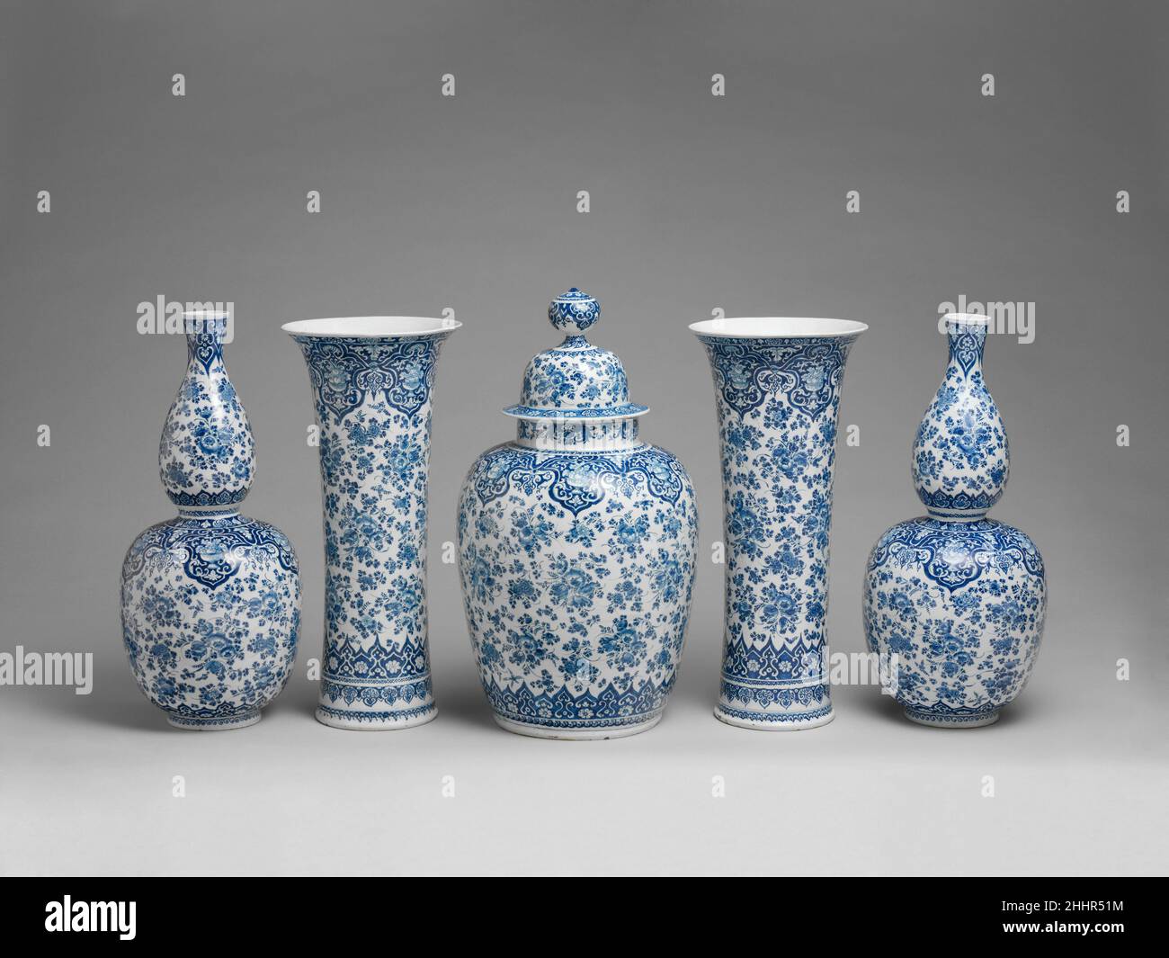Vase mit Deckel (Teil einer Dekoration) ca. 1690 Lambertus van Eenhoorn  Niederländische Garnituren, bestehend aus drei, fünf oder sieben Vasen,  wurden zu dekorativen Zwecken hergestellt, um auf Schränken und Kaminsimsen  platziert zu