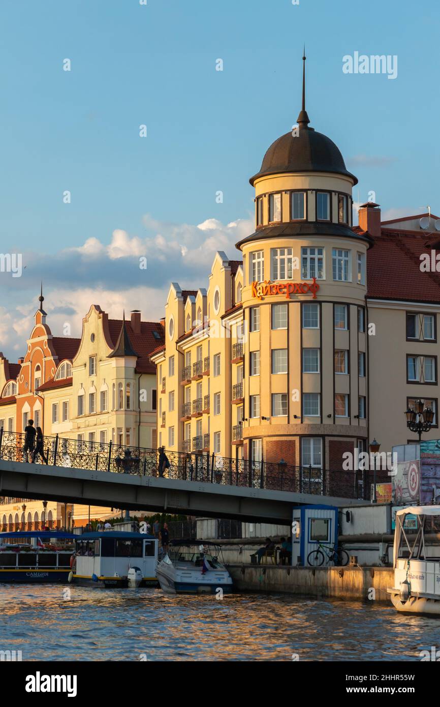 Königsberg, Russland - 30. Juli 2021: Fischerdorf Bezirk von Königsberg, vertikales Foto mit Kaiserhof Hotel an einem Sommerabend aufgenommen Stockfoto