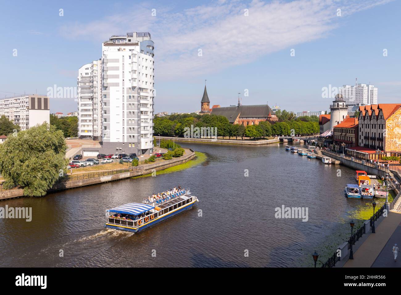 Königsberg, Russland - 30. Juli 2021: Königsberg-Luftaufnahme an einem Sommertag. Der Königsberger Dom steht auf einem Hintergrund Stockfoto