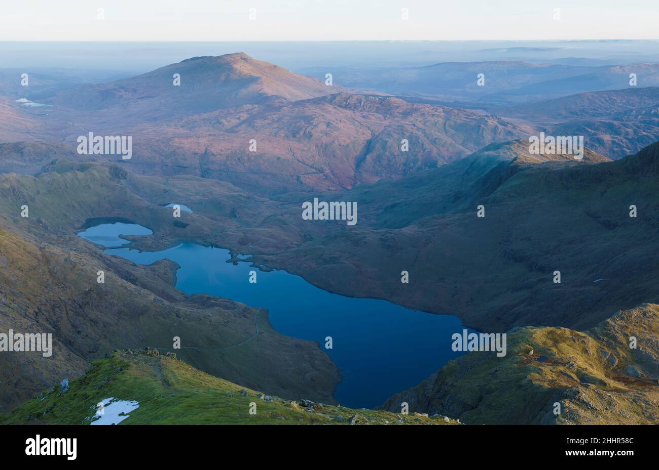 Blick nach Osten vom Snowdon Peak am Abend der Wintersonnenwende Stockfoto