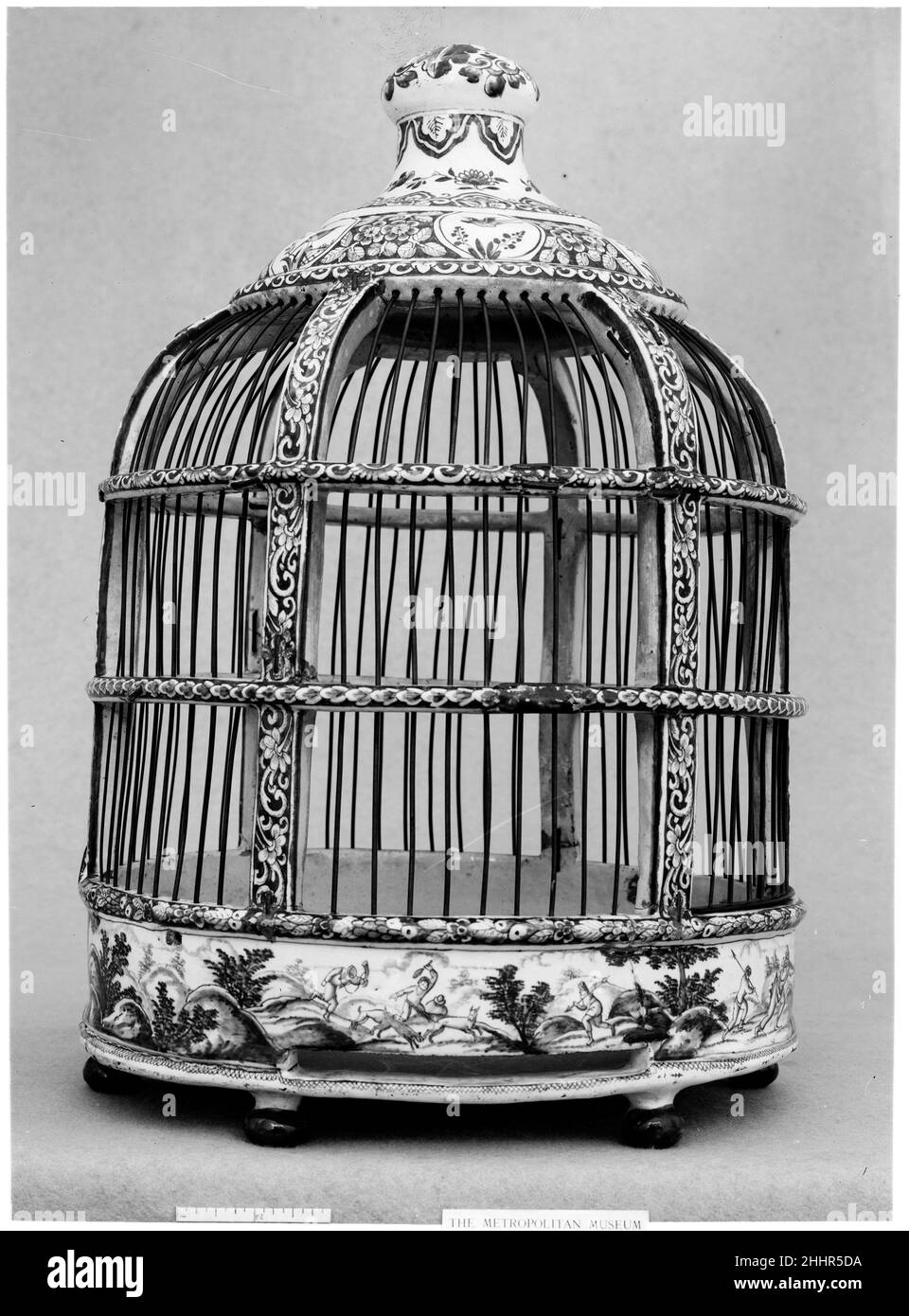 Vogelkäfig erste Hälfte 18th Jahrhundert Niederländisch, Delft. Vogelkäfig. Niederländisch, Delft. Erste Hälfte 18th Jahrhundert. Zinnverglaste Steingut. Keramik-Keramik Stockfoto