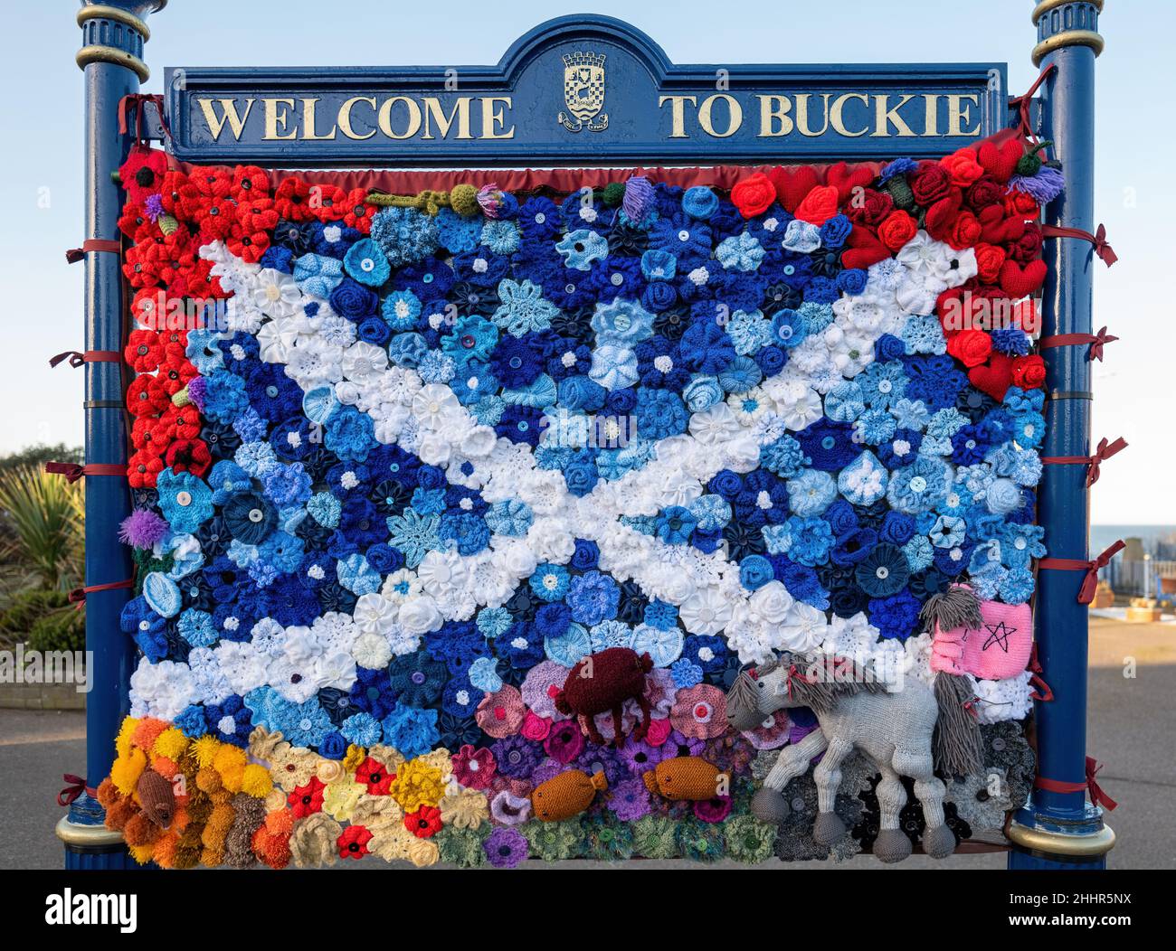 BUCKIE, MORAY, GROSSBRITANNIEN. 21st Januar 2022. Dies ist das Auld lang Syne Panel auf dem Display im Cluny Square. Die Tafel wurde von den folgenden Gruppen, Crafty Roots, Buckie Rainbows, Buckie Community Shop und Bee so Crafty The Friday Crochet Class, gestrickt, gehäkelt und genäht. Das Panel ist eine Hommage an Robbie Burns RE an Eine Maus, Address to a Haggis, Tam O'Shanter und eine rote, rote Rose. Das Panel ist auf dem Cluny Square, dem Stadtzentrum von Buckie, Moray, Schottland, zu sehen. Quelle: JASPERIMAGE/Alamy Live News Stockfoto