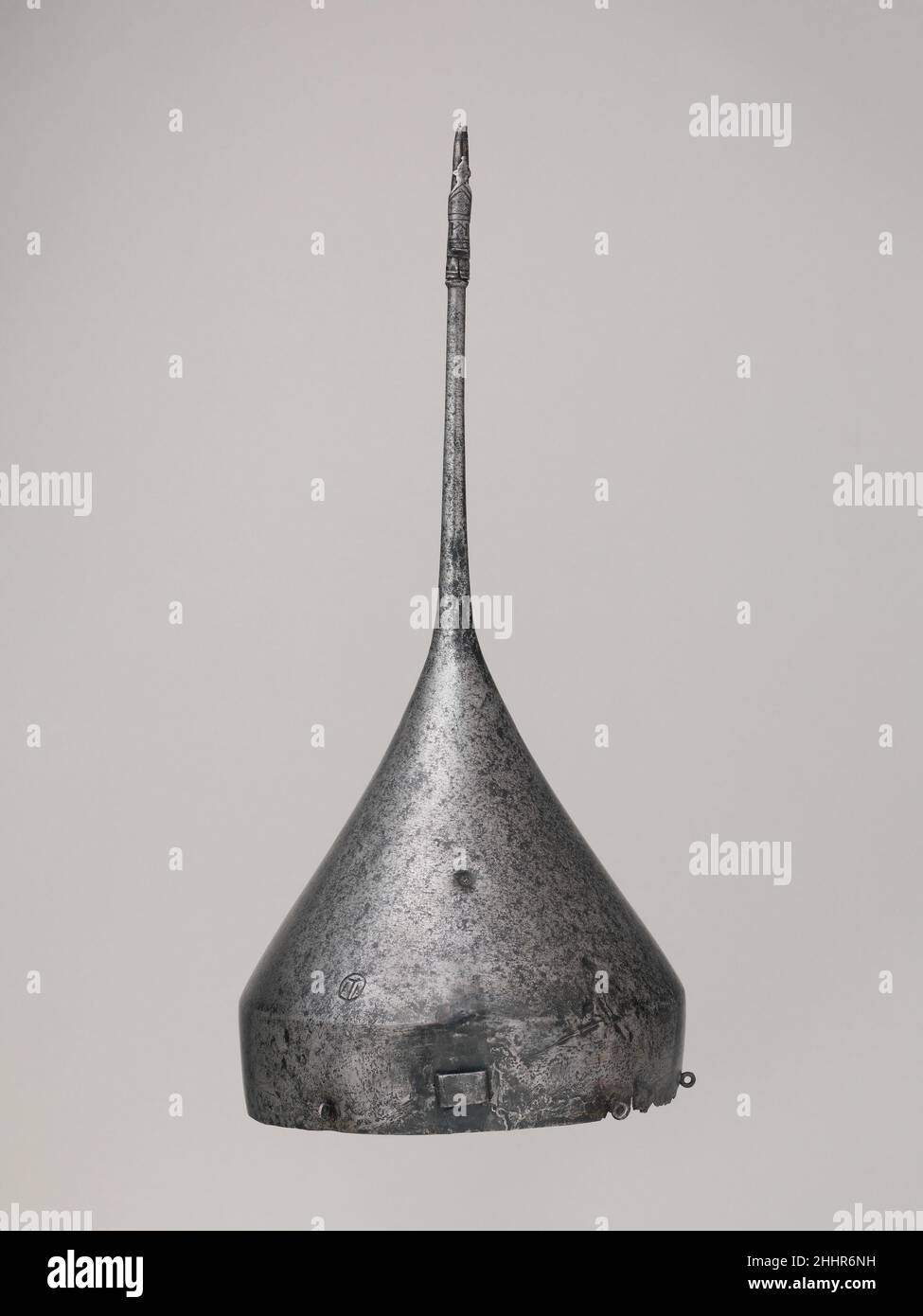 Helm Anfang des 16th. Jahrhunderts Südrussisch oder iranisch dieser extrem hohe konische Helm ist als Beispiel für eine Art im Iran und Russland in den späten fünfzehnten und frühen sechzehnten Jahrhundert getragen bemerkenswert. Ähnliche Helme, die in Miniaturbildern dargestellt sind, zeigen oft einen kleinen, an der langen Endgülde befestigten Penson. Helm 35952 Stockfoto