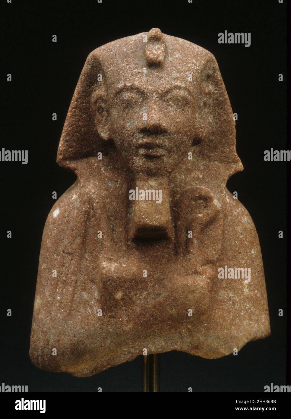 Grabfigur von Akhenaten ca. 1353–1336 v. Chr. Neues Königreich, Amarna-Periode Obwohl es keine Inschrift gibt, ist dieser Shabti leicht als Echnaton erkennbar. Die Nemes-Kopftuch und die Böcke und der Schlegel in diesem Beispiel sind traditionellere shabti-Attribute als die Khat-Kopftücher und die Ankh-Hieroglyphen, die auf anderen Grabfiguren dieses Königs gefunden wurden (siehe 47.57.2 und 66.99.37). Grabfigur von Echnaton. Ca. 1353–1336 V. CHR. Quarzit (rot). Neues Königreich, Amarna-Zeit. Aus Ägypten; wahrscheinlich aus Mittelägypten, Amarna (Akhetaten). Dynastie 18 Stockfoto