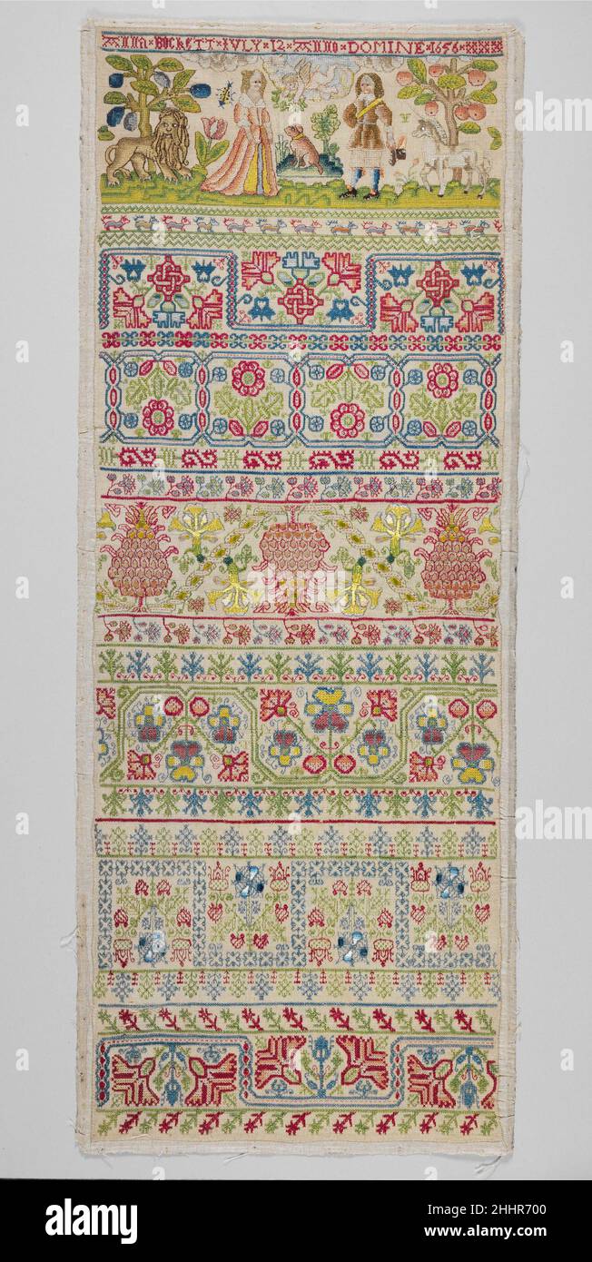 Sampler 1656 Anna Buckett Band Sampler bestehen aus fein gearbeiteten Musterreihen, die sich für sich wiederholende Motive oder figürliche Motive auf dem langen schmalen Leinenstreifen eignen. Dies ist die häufigste Art von erhaltenen siebzehnten Jahrhundert Sampler, und sein Standardformat wurde von etwa 1630. Das Fundament wurde in der Regel aus einer ganzen Breite von Leinwandgewebe geschnitten, so dass die Selvages an dem, was zum Ober- und Unterteil des fertigen Werkes wird, vorhanden sind und die Seiten gesäumt sind. Polychrome Bandprobenehmer sind typisch, obwohl einige Bandprobenehmer Reihen von Weißarbeiten, Schnittarbeiten und Nadeln kombinierten Stockfoto