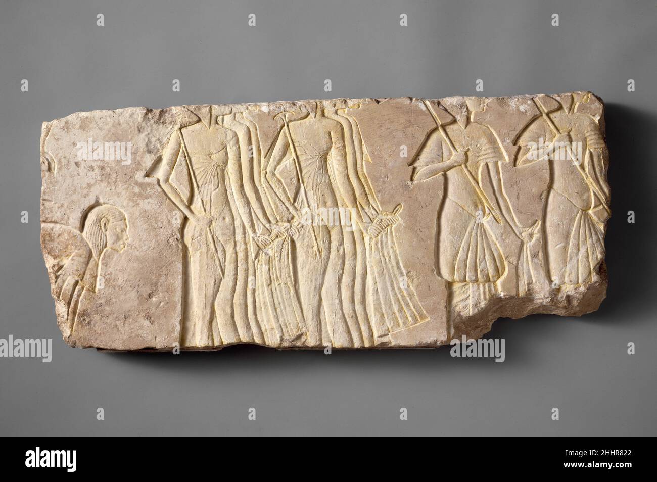 Männliche und weibliche Begleiter ca. 1353–1336 v. Chr. Neues Königreich, Amarna-Periode Eine Gruppe von Dienern für das königliche Paar ist auf diesem Block dargestellt. Zwei Männchen mit Sonnenschirmen folgen zwei Reihen von drei Damen, die mit Straußenfederfächern warten. Alle Höflinge tragen lange Taschentücher, die ihren Status kennzeichnen. Links führt ein sich verbeugend Mann, mit Spuren eines anderen über ihm, wahrscheinlich ein anderes Korps von Assistenten ein.. Männliche und weibliche Begleiter. Ca. 1353–1336 V. CHR. Kalkstein, Farbe. Neues Königreich, Amarna-Zeit. Aus Ägypten; wahrscheinlich aus Mittelägypten, Hermopolis (Ashmunein; Khemenu); wahrscheinlich o Stockfoto