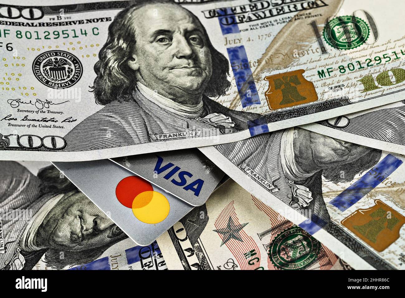 Visa und Mastercard Kredit- und Debitkarten Editorial. Stockfoto