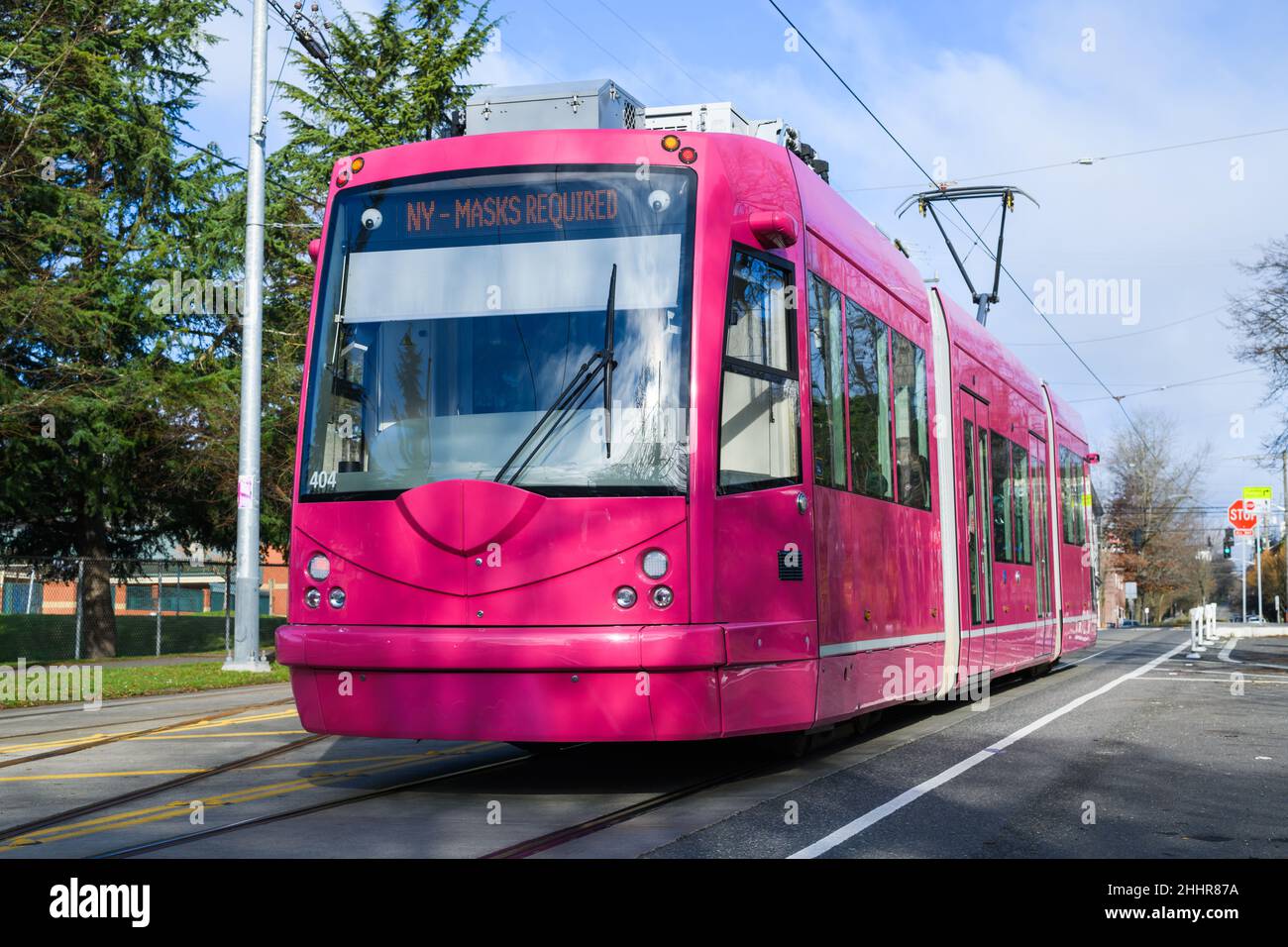Seattle - 22. Januar 2022; Seattle Straßenbahn in rosa Farbe in Nahaufnahme auf der First Hill Line Stockfoto