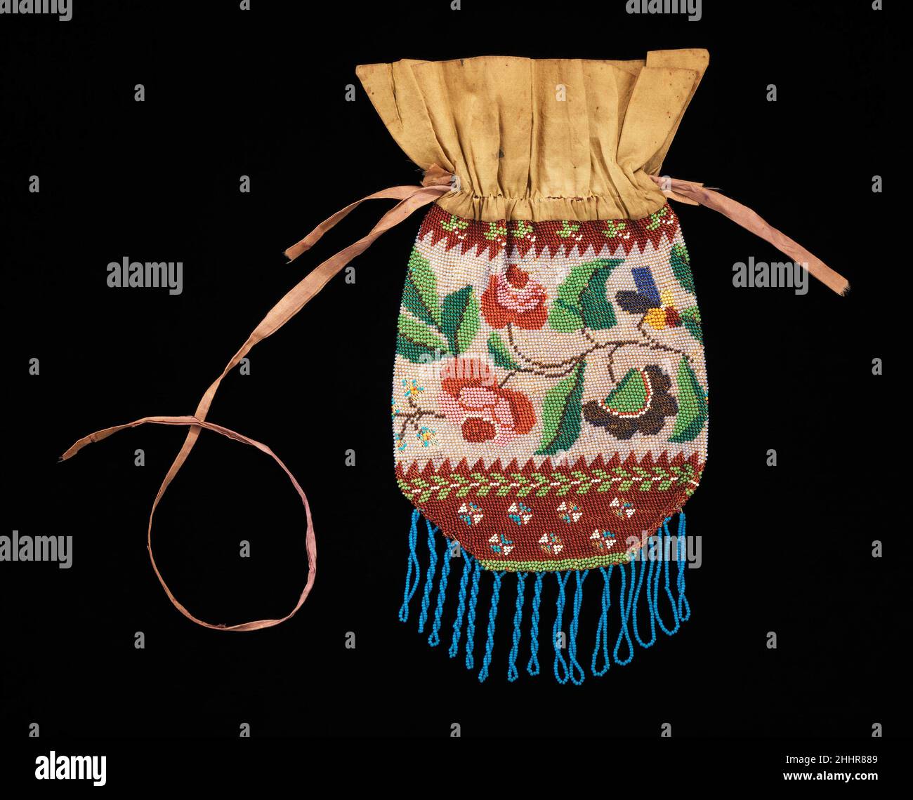 Pouch 1830–60 American Obwohl sich diese Tasche in einem zerbrechlichen Zustand befindet, hat sie ihr ursprüngliches Seidenoberteil und ihren Kordelzug beibehalten. Das Perlenmuster ist farbgeblockt und nicht schattiert, ebenso ähnliche Taschen, was ihm einen folkloristischen Charakter verleiht.Margaret S. Bedell (1861-1932) schenkte dem Brooklyn Museum als Geschenk oder Vermächtnis über 500 Objekte, darunter Möbel, Quilts, Sampler, Kostüme und Perlenarbeiten der Ureinwohner Amerikas. Ihre Sammlung amerikanischer und europäischer Perlensäcke umfasst Beispiele aus Philadelphia und der Catskill Mountain Region des Staates New York sowie aus Italien, Österreich, Deutschland und Holland. Po Stockfoto