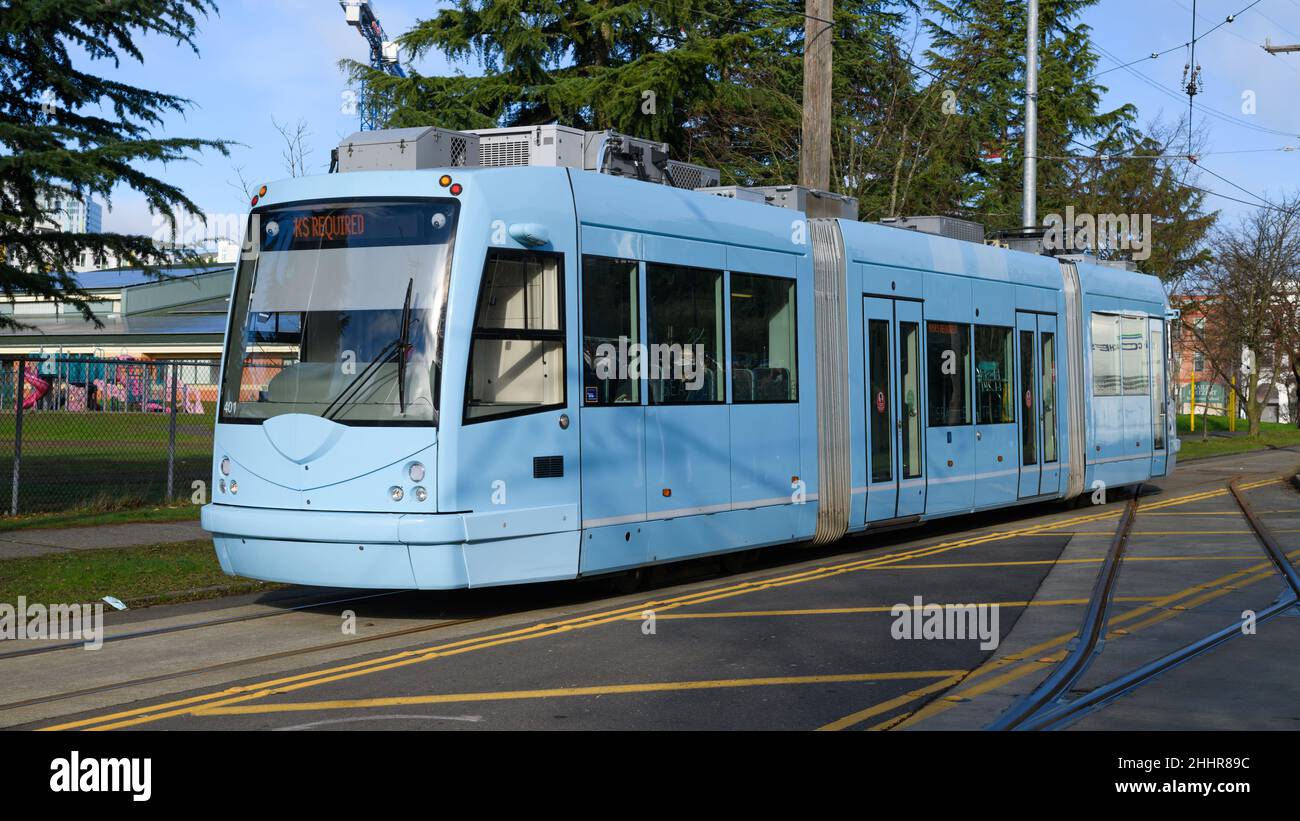 Seattle - 22. Januar 2022; Seattle Straßenbahn in babyblauer Farbe auf der First Hill Line. Der Stromabnehmer wird abgesenkt, wenn die Anlage regenerativ arbeitet Stockfoto