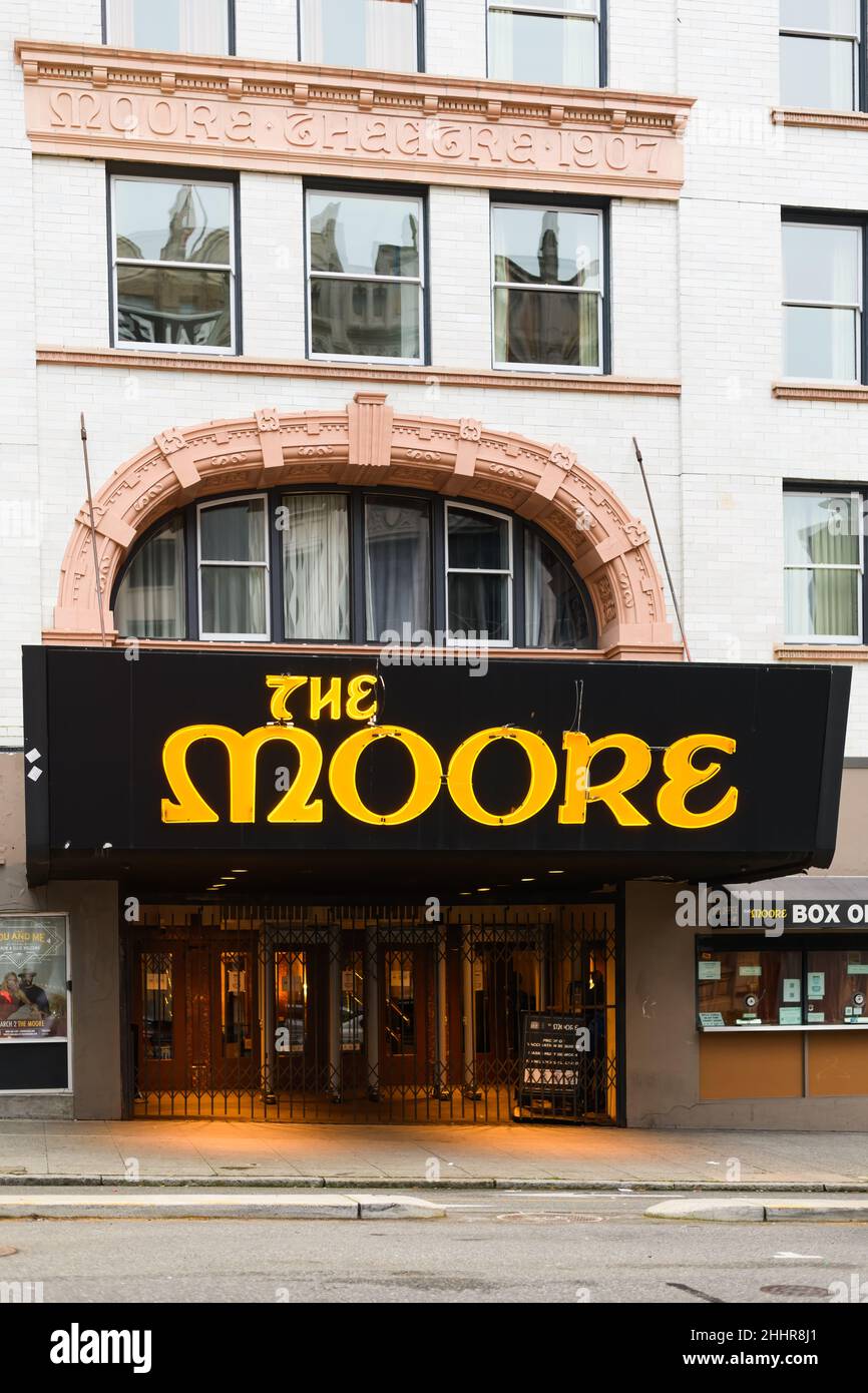 Seattle - 22. Januar 2022; das Moore Theatre Schild über dem Eingang auf der 2nd Avenue in Seattle Stockfoto